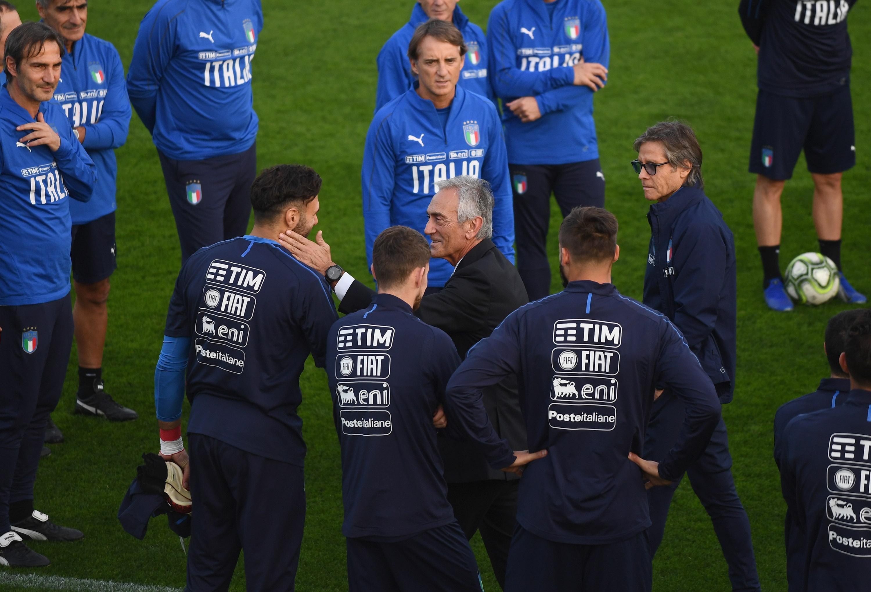 FLORENCE, ITALY - NOVEMBER 12: Gabriele Gravina president of FIGC greet the players of Italy during a training session at Centro Tecnico Federale di Coverciano on November 12, 2018 in Florence, Italy. (Photo by Claudio Villa/Getty Images)