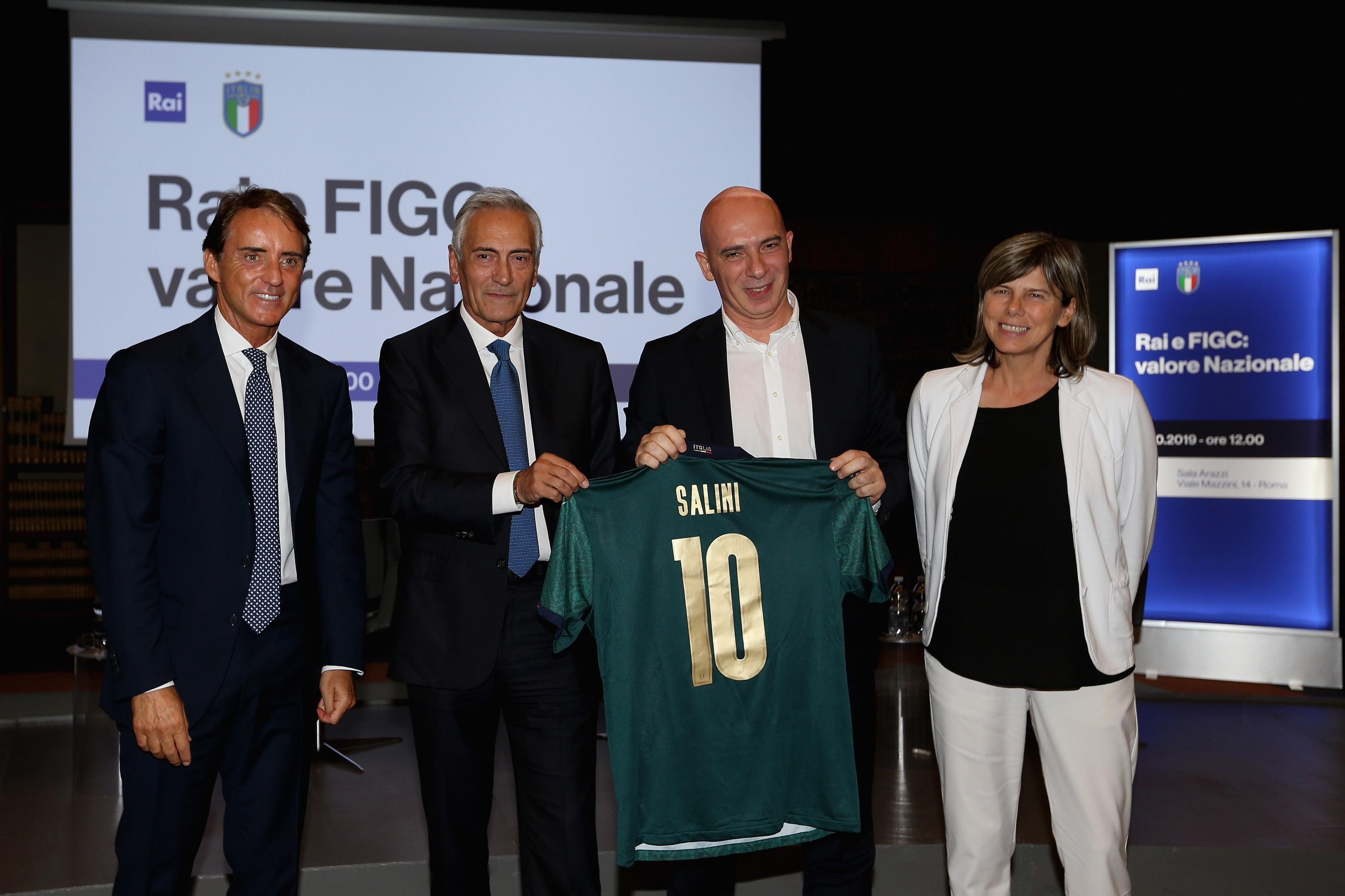 ROME, ITALY - OCTOBER 21:  (L-R) Italy head coach Roberto Mancini, FIGC President Gabriele Gravina, RAI Ceo Fabrizio Salini and Italy Women head coach Milena Bertolini pose during the unveiling of a partnership between RAI and FIGC at Rai viale Mazzini on October 21, 2019 in Rome, Italy. (Photo by Paolo Bruno/Getty Images) *** Local Caption *** Roberto Mancini; Gabriele Gravina; Fabrizio Salini; Milena Bertolini