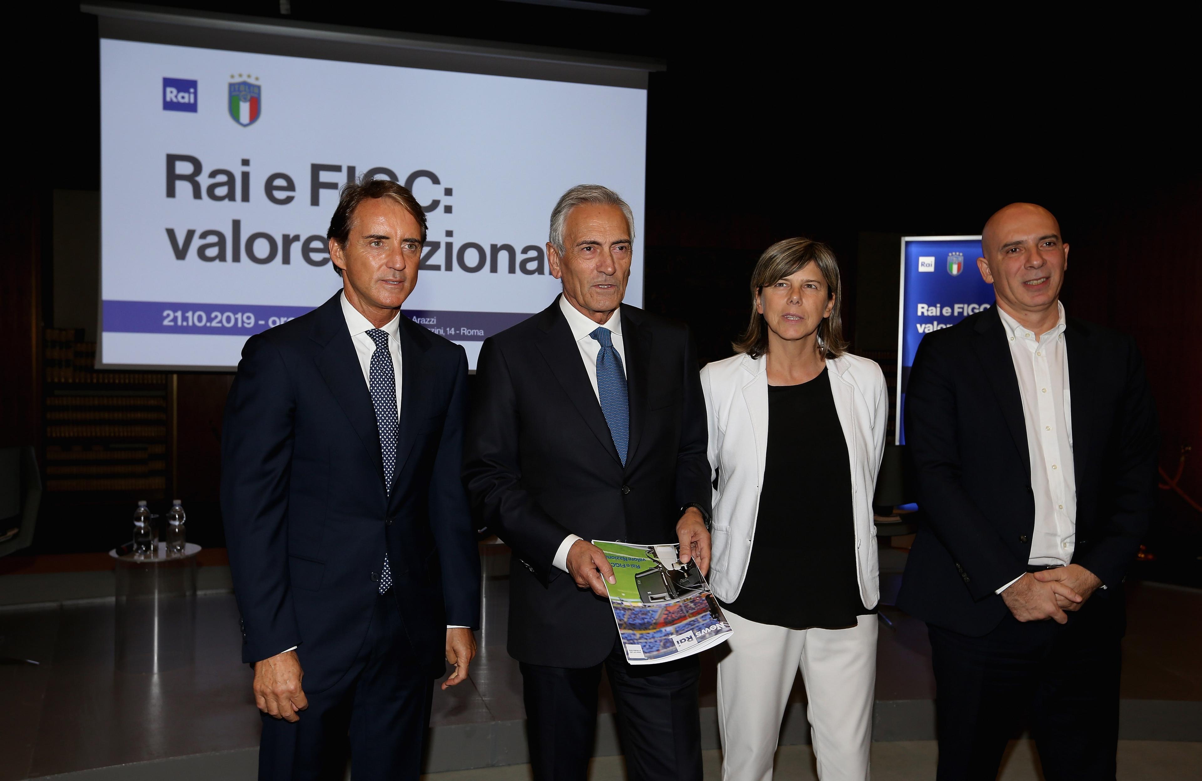ROME, ITALY - OCTOBER 21: (L-R) Italy head coach Roberto Mancini, FIGC President Gabriele Gravina, Italy Women head coach Milena Bertolini and RAI Ceo Fabrizio Salini pose during the unveiling of a partnership between RAI and FIGC at Rai viale Mazzini on October 21, 2019 in Rome, Italy. (Photo by Paolo Bruno/Getty Images) *** Local Caption *** Roberto Mancini; Gabriele Gravina; Fabrizio Salini; Milena Bertolini