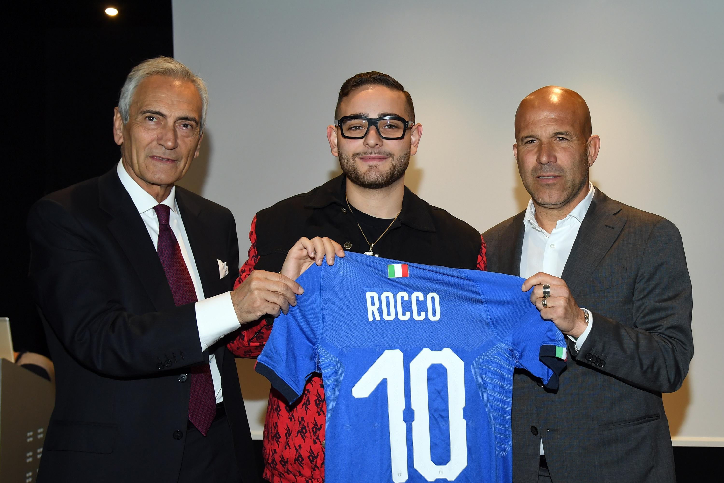 Scritta e cantata da Rocco Hunt, «Benvenuti in Italy» è la national song dell’Europeo