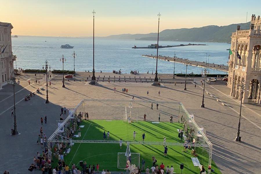 Trieste, Piazza dell'Unità d'Italia diventa un campo di calcio