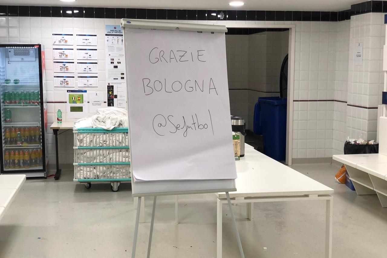 Il fair play della Spagna: perde, ma scrive sulla lavagna \"Grazie Bologna\"
