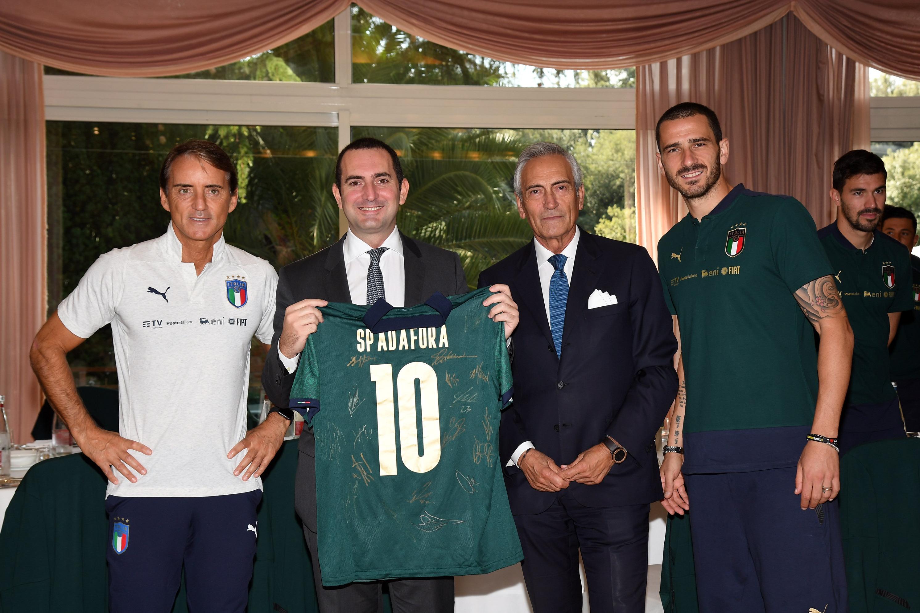 ROME, ITALY - OCTOBER 11:  Head coach Italy Roberto Mancini, Minister for Sport and Youth Policies Vincenzo Spadafora, President FIGC Gabriele Gravina and Leonardo Bonucci of Italy pose for a photo during the visit of the Minister for Sport and Youth Policies Vincenzo Spadafora at the Italy Soccer Team on October 11, 2019 in Rome, Italy.  (Photo by Claudio Villa/Getty Images) *** Local Caption *** Roberto Mancini; Vincenzo Spadafora; Gabriele Gravina; Leonardo Bonucci