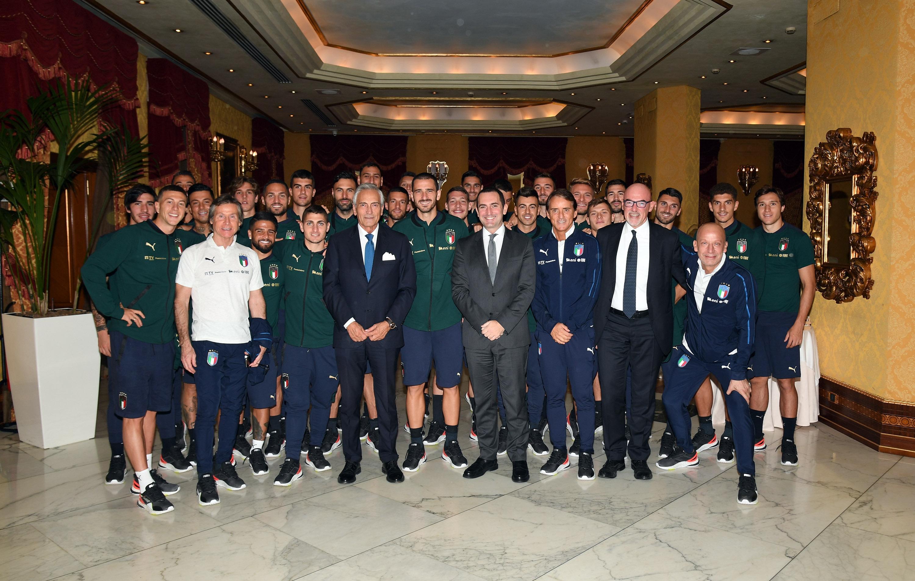ROME, ITALY - OCTOBER 11: Italy Soccer Team and Minister for Sport and Youth Policies Vincenzo Spadafora pose for a photo during the visit of the Minister for Sport and Youth Policies Vincenzo Spadafora at the Italy Soccer Team on October 11, 2019 in Rome, Italy. (Photo by Claudio Villa/Getty Images) *** Local Caption *** Vincenzo Spadafora