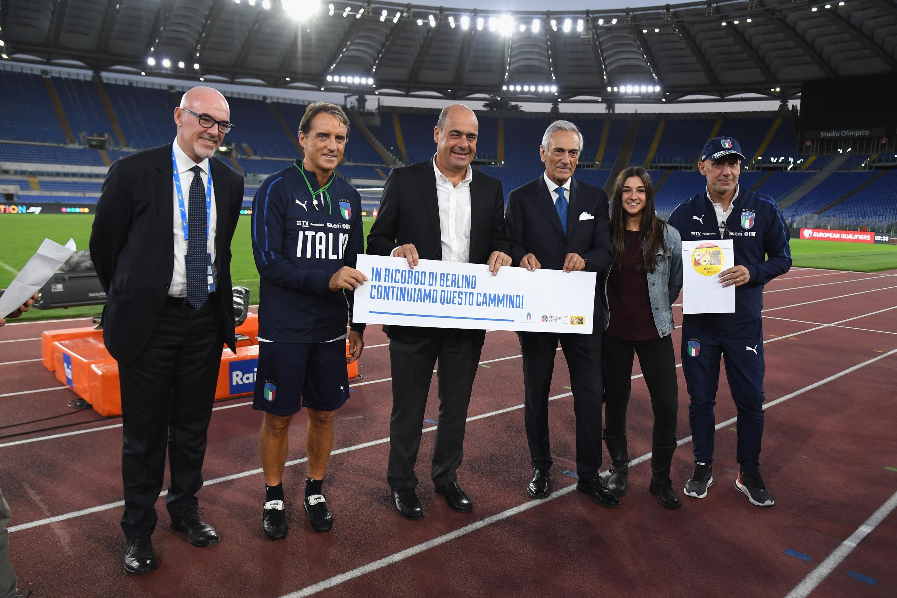 ROME, ITALY - OCTOBER 11:  DG Italy Marco Brunelli, Head coach Italy Roberto Mancini, Nicola Zingaretti; President FIGC Gabriele Gravina and Gianluca Vialli pose for a photo during the training session at Stadio Olimpico on October 11, 2019 in Rome, Italy.  (Photo by Claudio Villa/Getty Images) *** Local Caption *** Marco Brunelli; Roberto Mancini; Nicola Zingaretti; Gabriele Gravina; Gianluca Vialli