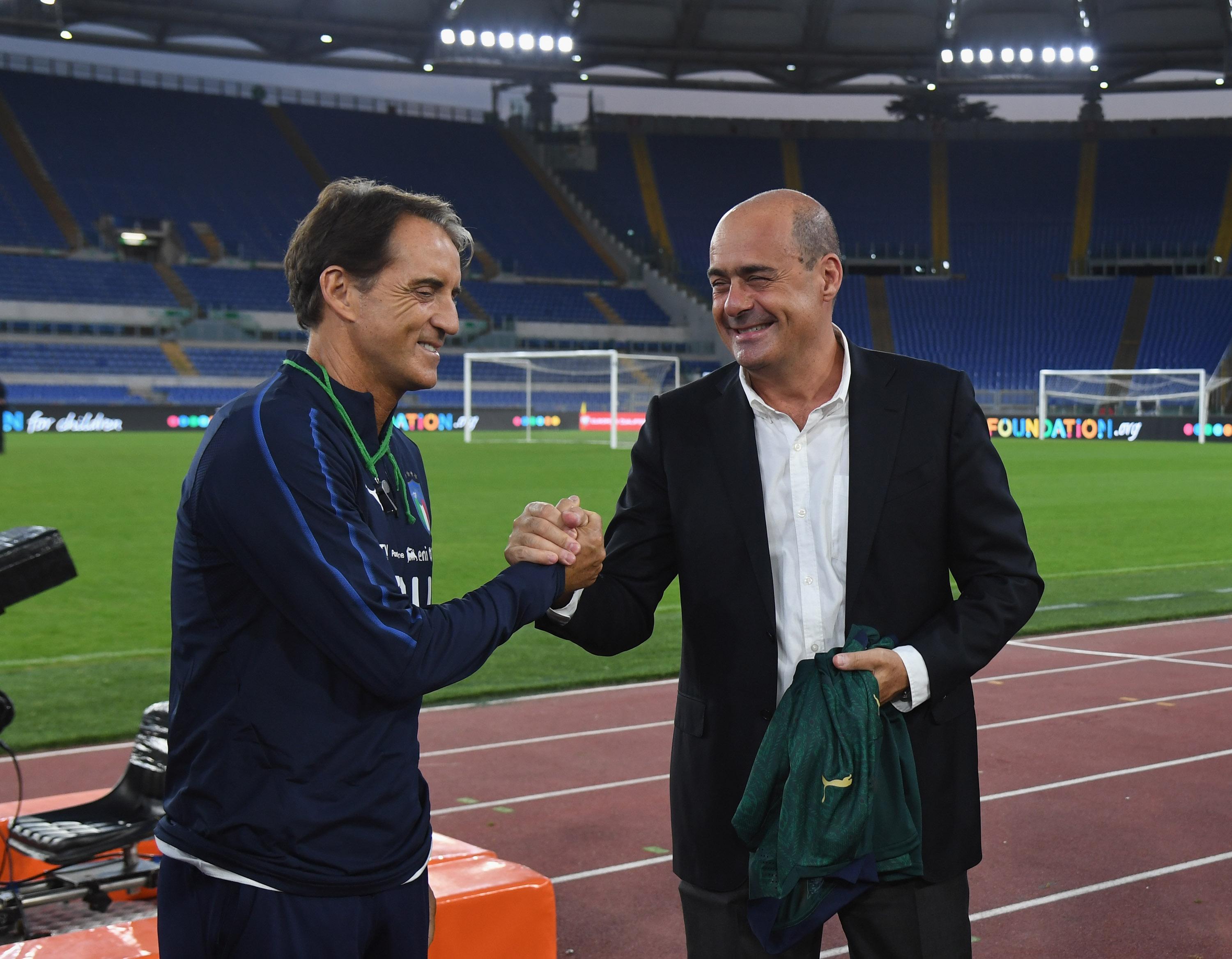 ROME, ITALY - OCTOBER 11: Head coach Italy Roberto Mancini and Nicola Zingaretti chat during the training session at Stadio Olimpico on October 11, 2019 in Rome, Italy. (Photo by Claudio Villa/Getty Images) *** Local Caption *** Roberto Mancini; Nicola Zingaretti