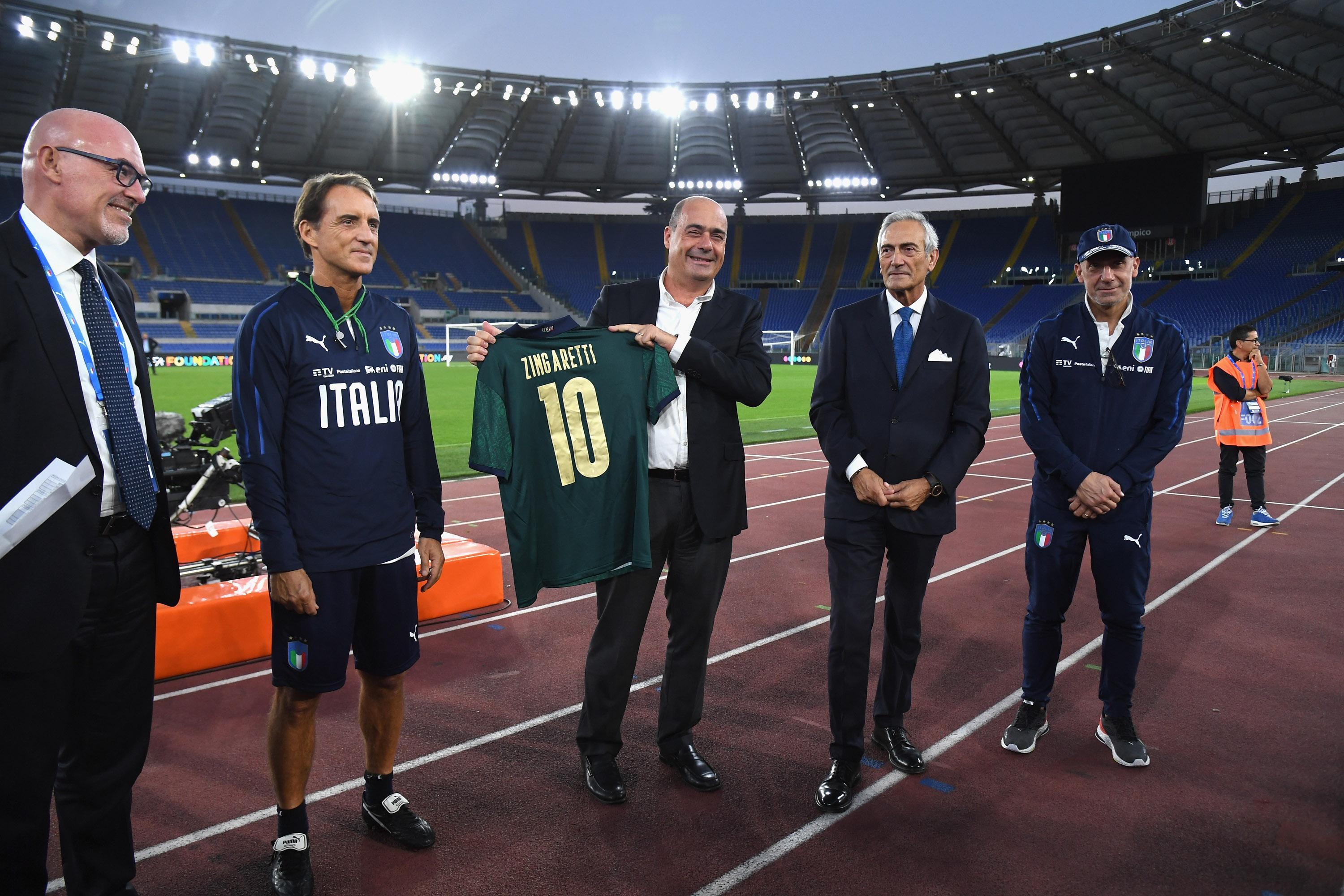ROME, ITALY - OCTOBER 11: DG Italy Marco Brunelli, Head coach Italy Roberto Mancini, Nicola Zingaretti; President FIGC Gabriele Gravina and Gianluca Vialli pose for a photo during the training session at Stadio Olimpico on October 11, 2019 in Rome, Italy. (Photo by Claudio Villa/Getty Images) *** Local Caption *** Marco Brunelli; Roberto Mancini; Nicola Zingaretti; Gabriele Gravina; Gianluca Vialli