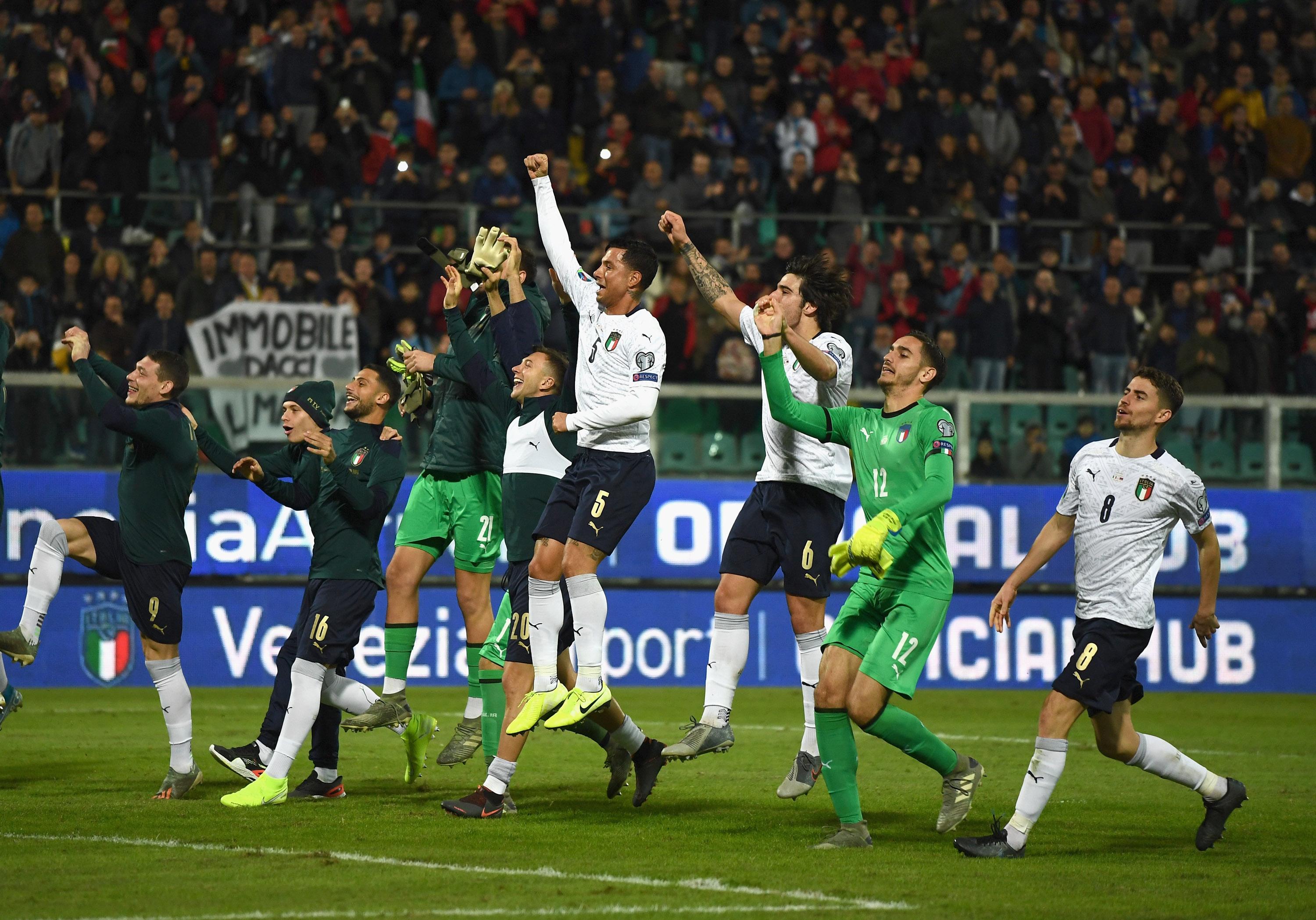 PALERMO, ITALY - NOVEMBER 18: Players of Italy celebrates the win at the end of the UEFA Euro 2020 Qualifier between Italy and Armenia on November 18, 2019 in Palermo, Italy. (Photo by Claudio Villa/Getty Images)