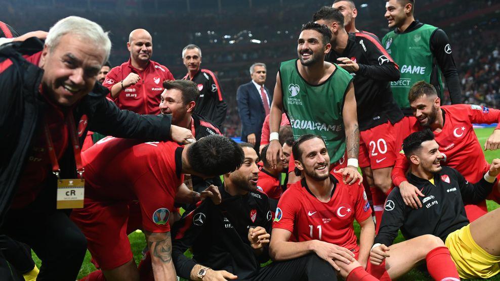 Turkey's team players celebrate at the end of the UEFA Euro 2020 qualifying Group H group match between Turkey and Iceland at Turk Telekom Stadium in Istanbul, on November 14, 2019. (Photo by BULENT KILIC / AFP) (Photo by BULENT KILIC/AFP via Getty Images)