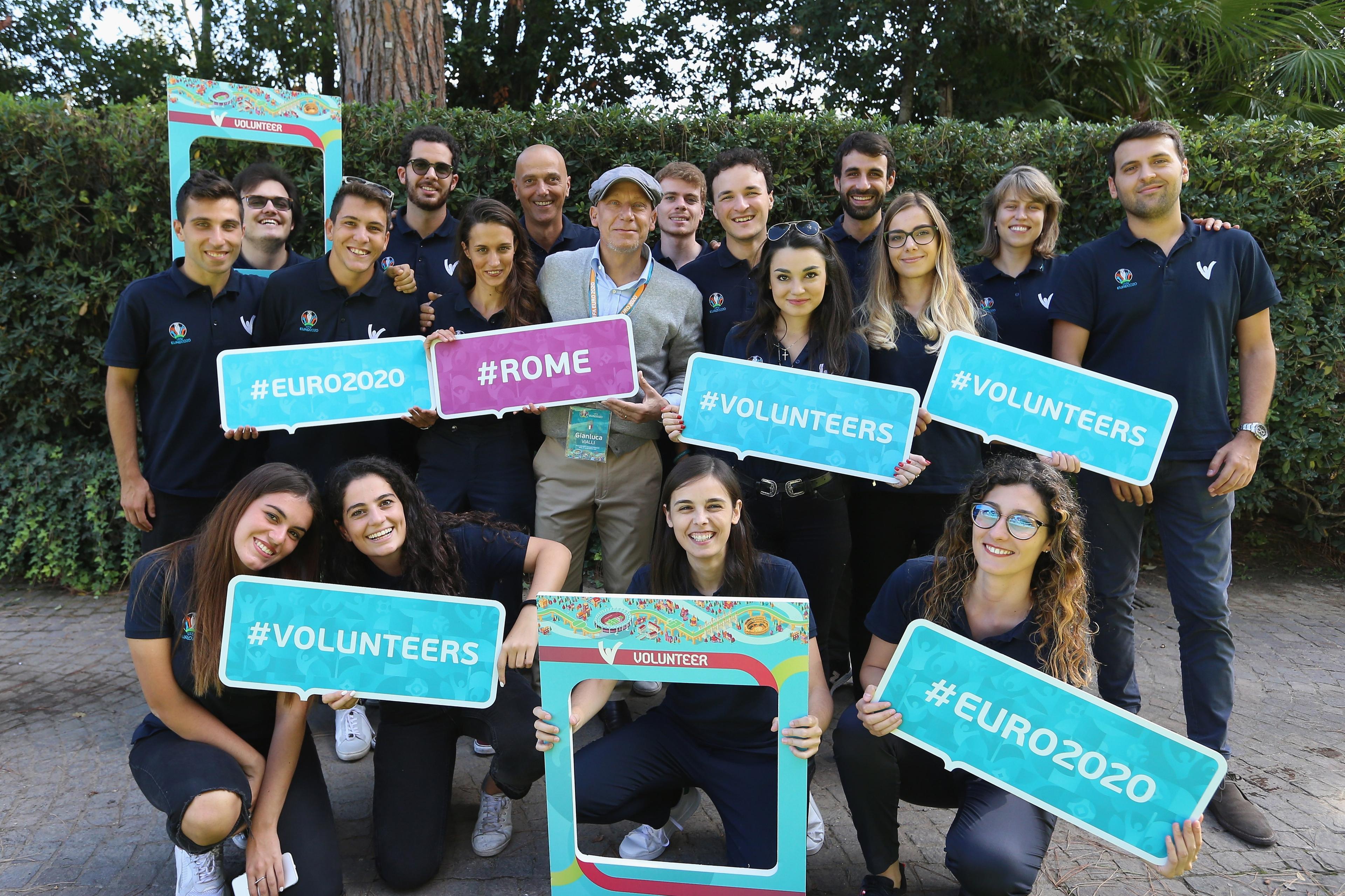 ROME, ITALY - SEPTEMBER 26:  The Volunteers Ambassador Gianluca Vialli (C) with the volunteers poses during the UEFA Euro 2020 sponsor workshop at Cavalieri Hotel on September 26, 2019 in Rome, Italy.  (Photo by Paolo Bruno/Getty Images)