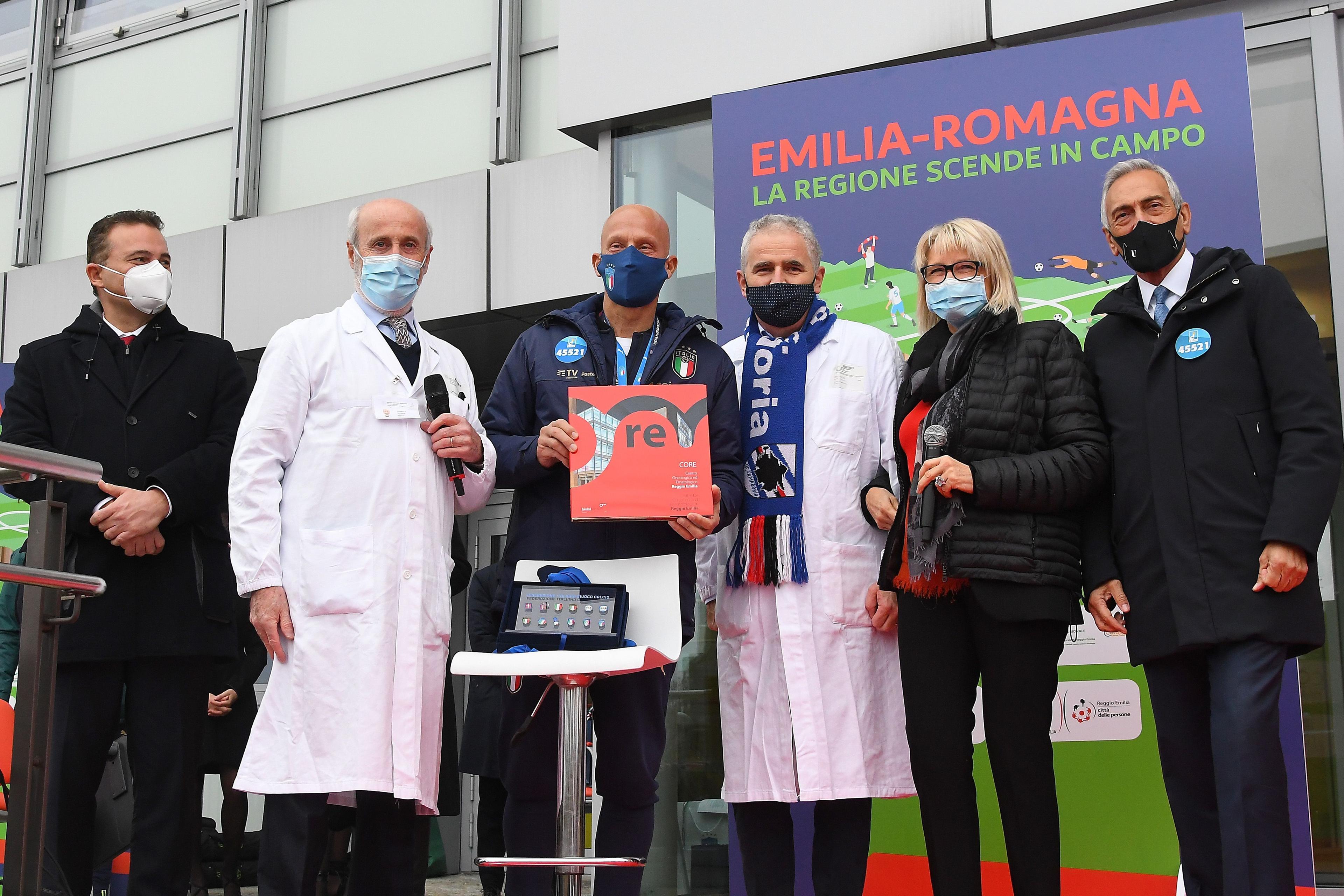 REGGIO NELL\\'EMILIA, ITALY - NOVEMBER 15:Annibale Versari , Gianluca Vialli Raffaele Donini, FIGC President Gabriele Gravina and Marchesi Cristina during Italy Delegation\\'s Visit to \\'CORE - Centro Oncologico Ed Ematologico Reggio Emilia\\' Hospital on November 15, 2020 in Reggio nell\\'Emilia, Italy. (Photo by Alessandro Sabattini/Getty Images)