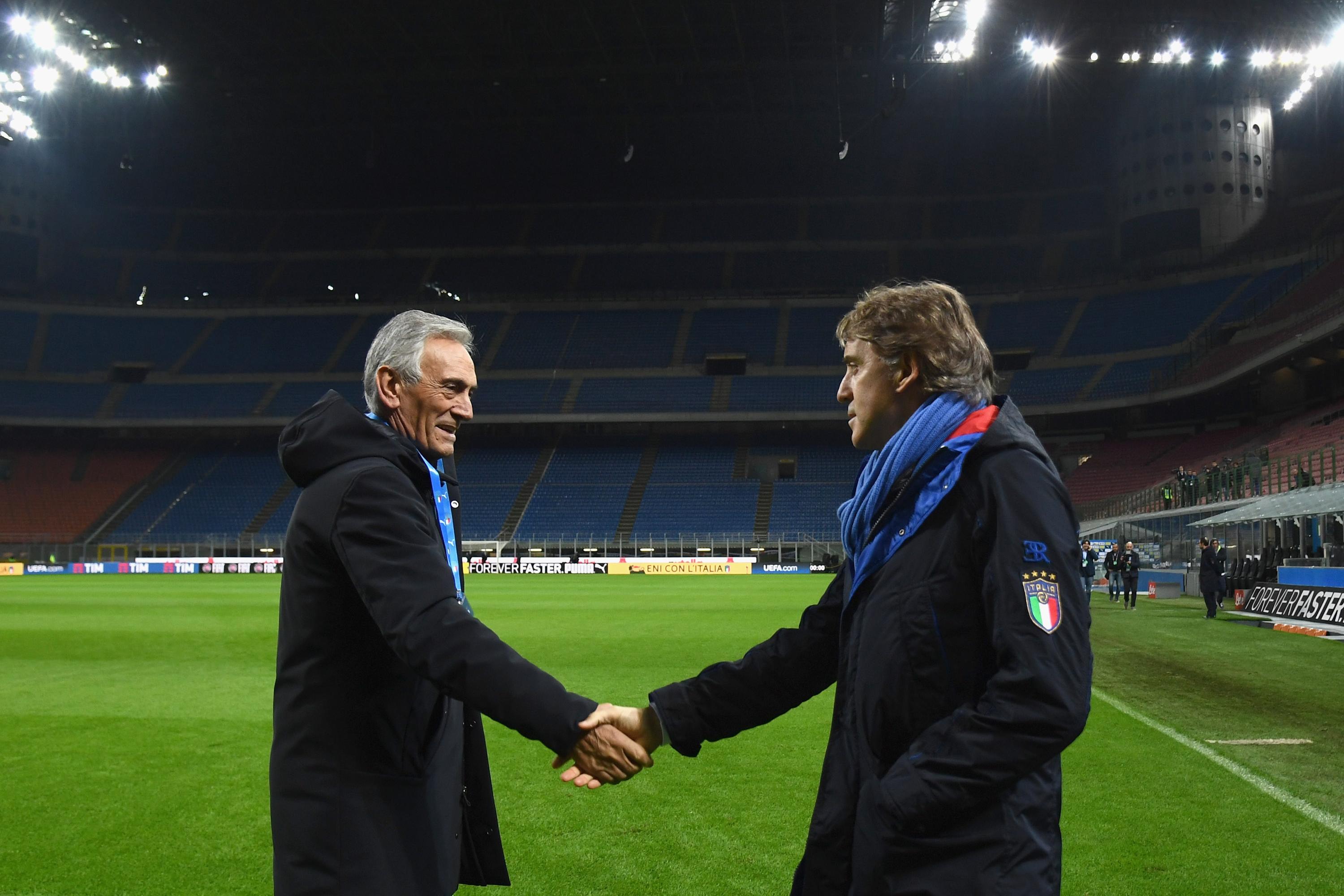 MILAN, ITALY - NOVEMBER 16:  Gabriele Gravina president of FIGC (L) greets Head coach Italy Roberto Mancini during walk around at Stadio Giuseppe Meazza on November 16, 2018 in Milan, Italy.  (Photo by Claudio Villa/Getty Images)