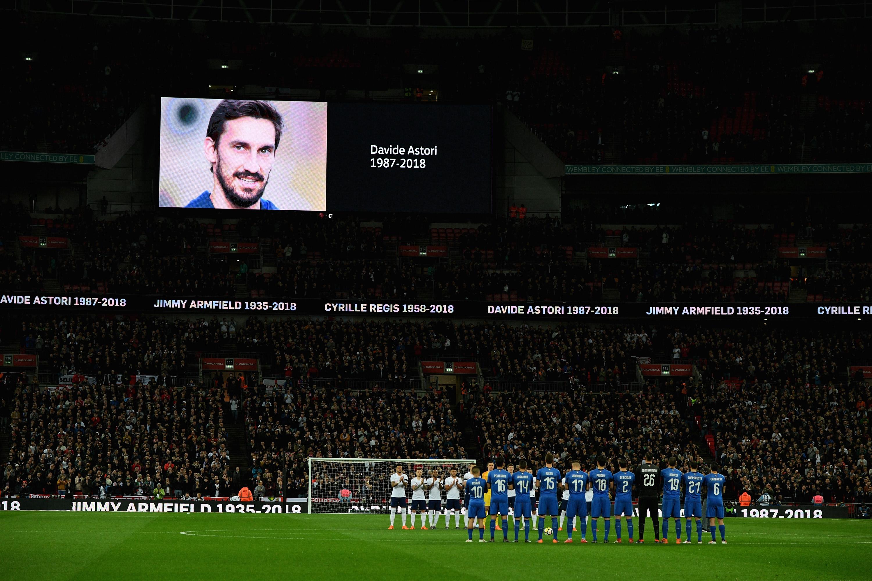 LONDON, ENGLAND - MARCH 27: The Italy team and the England team observe a minutes silence in memory of Jimmy Armfield, Cyrille Regis, and Davide Astori (pictured on the screen) prior to the the International friendly football match between England and Italy at Wembley Stadium on March 27, 2018 in London, England. (Photo by Claudio Villa/Getty Images)