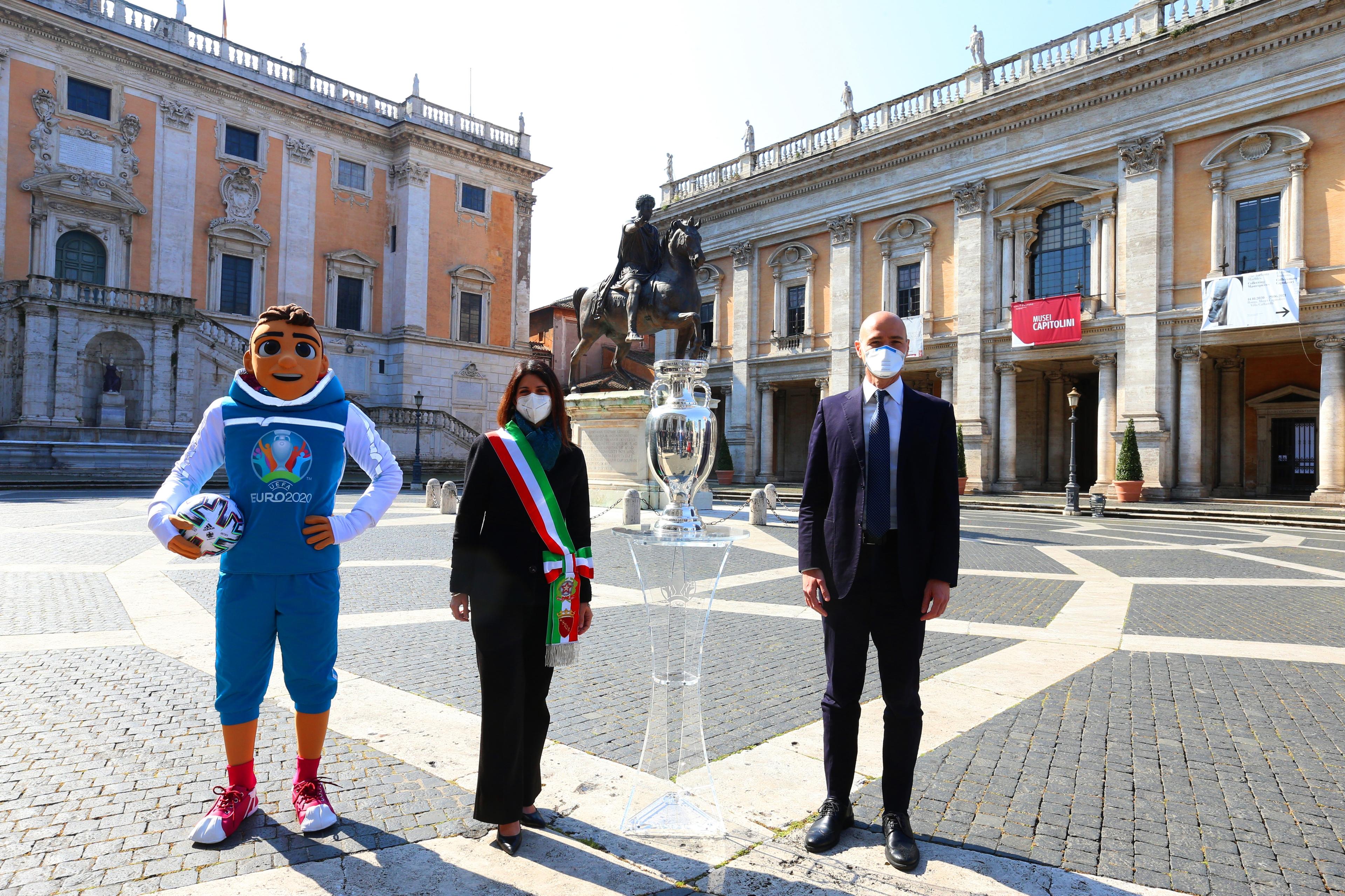 UEFA EURO 2020 Trophy Tour: prima tappa a Roma, la Coppa nei luoghi storici della Capitale