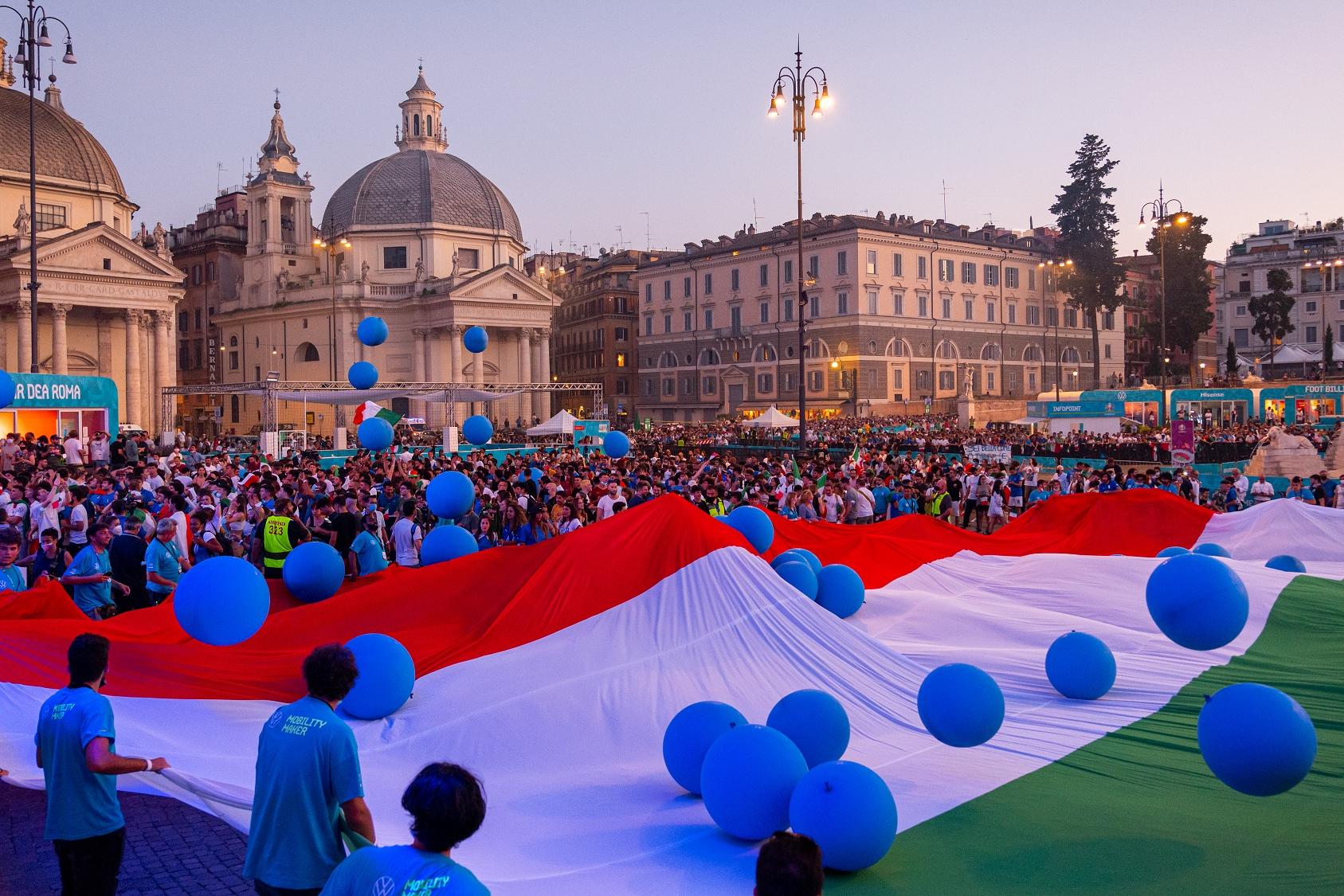 Dalla sofferenza alla festa: a Piazza del Popolo e ai Fori Imperiali un'altra notte indimenticabile