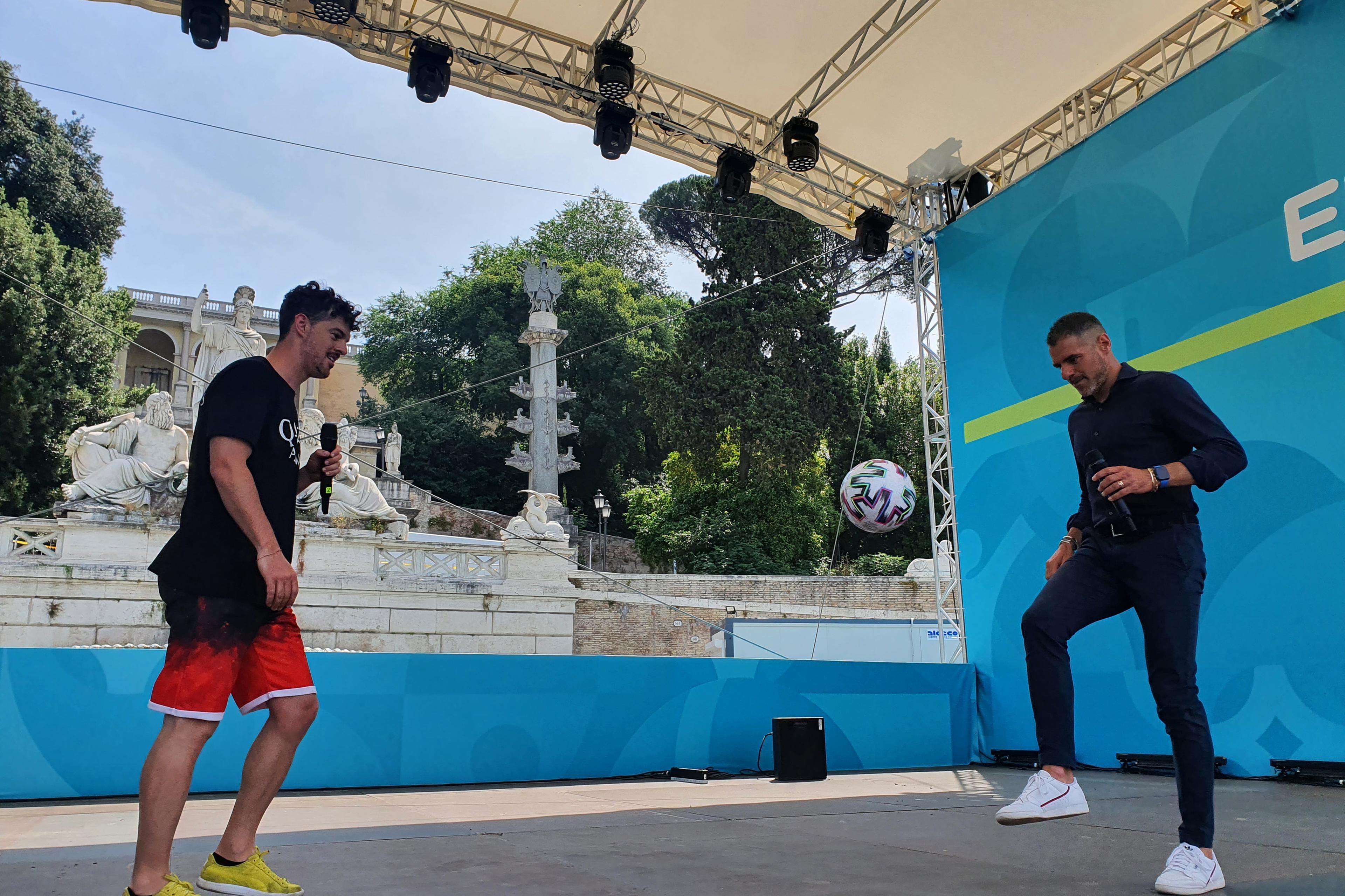 Perrotta in visita al Football Village di Piazza del Popolo: \"Bello vedere questo entusiasmo dei tifosi\"