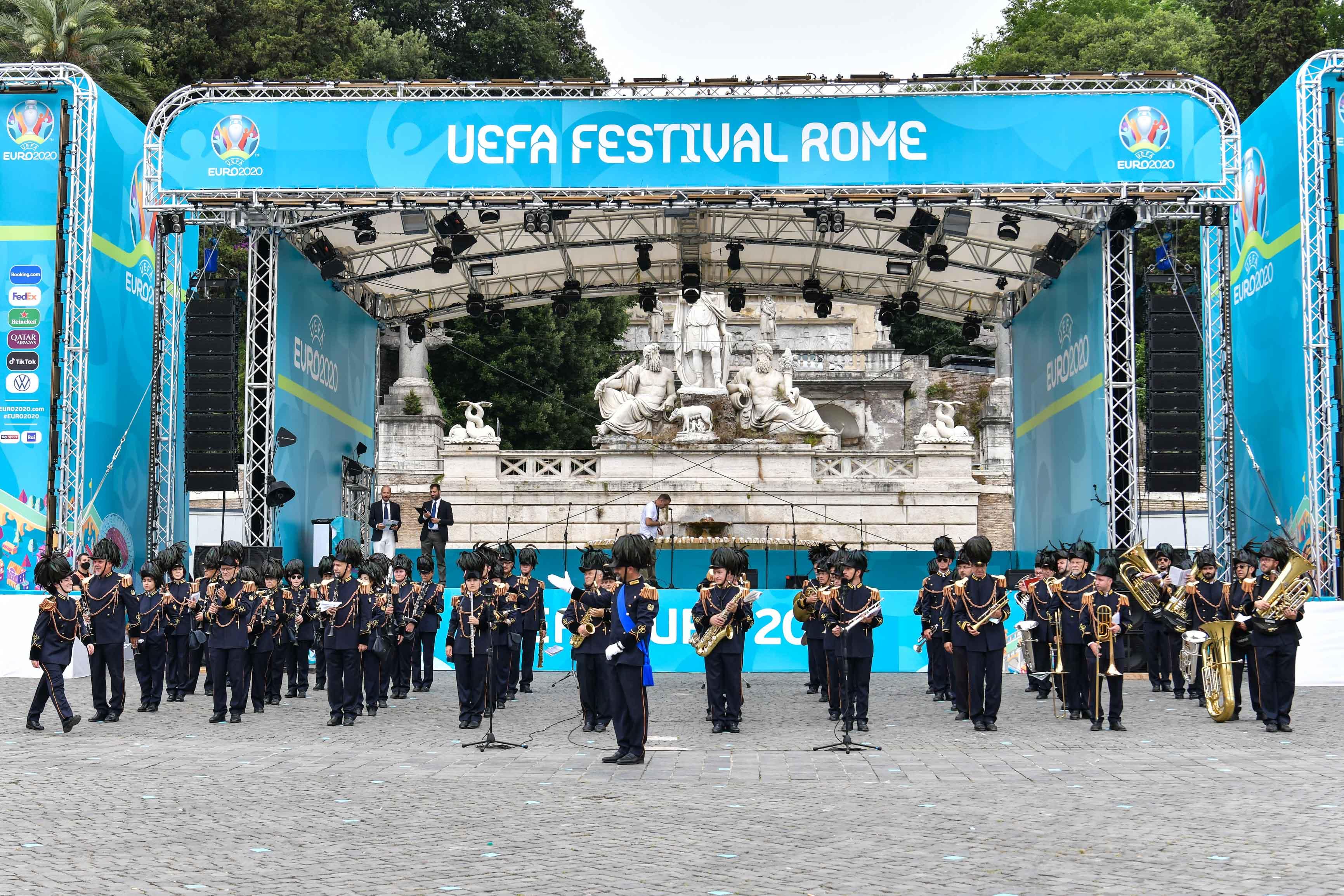 Grande musica al Football Village: la Fanfara della Polizia di Stato e la Banda della Polizia Locale di Roma Capitale. E stasera c'è Annalisa