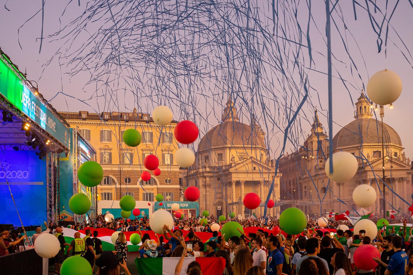 Italia campione d'Europa, è festa in piazza: maxischermi e caroselli, una notte infinita per il trionfo azzurro