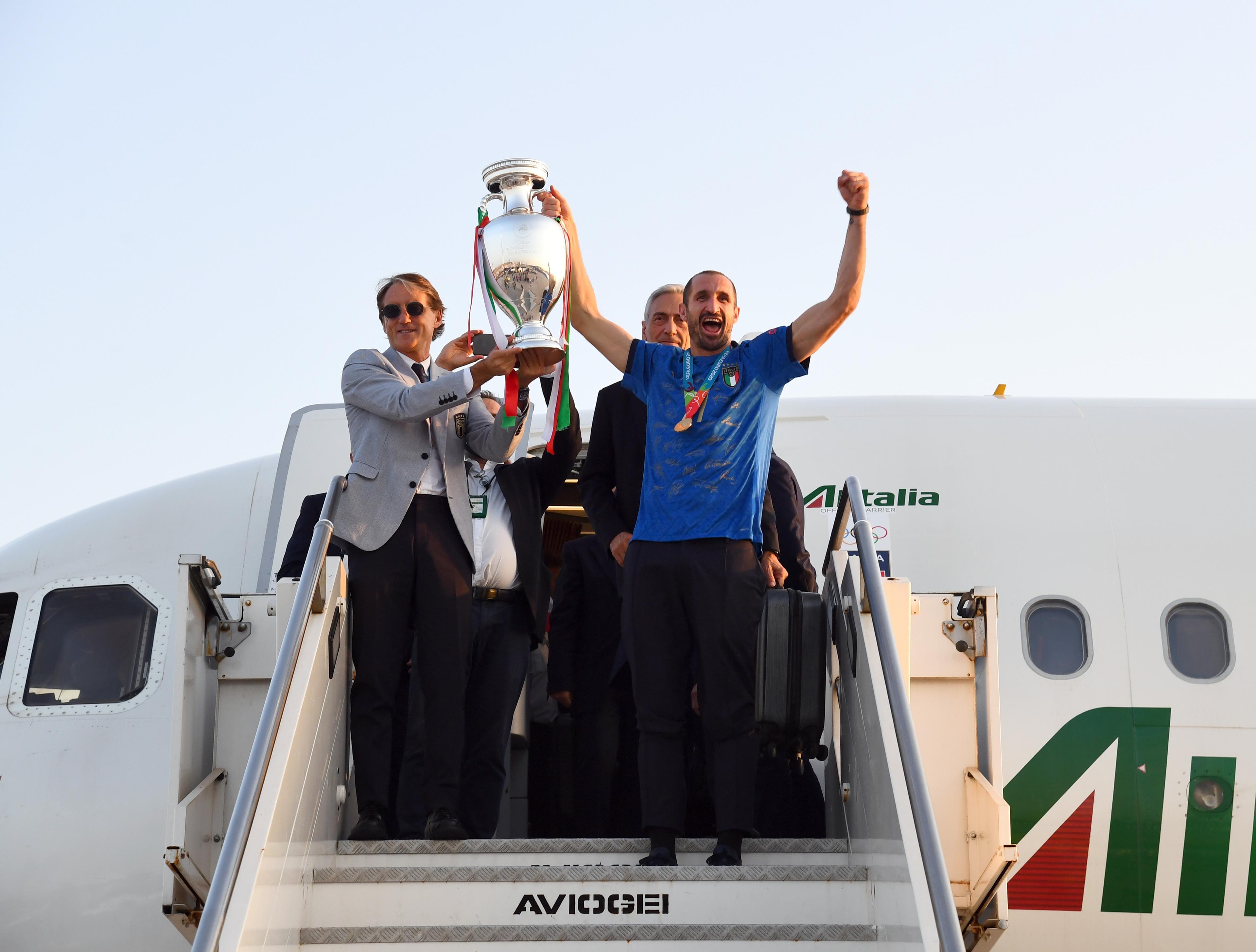ROME, ITALY - JULY 12: Coach Roberto Mancini and captain Giorgio Chiellini lift The Henri Delaunay Trophy after travelling back to Rome following the Euro 2020 victory on July 12, 2021 in Rome, Italy. (Photo by Claudio Villa/Getty Images)