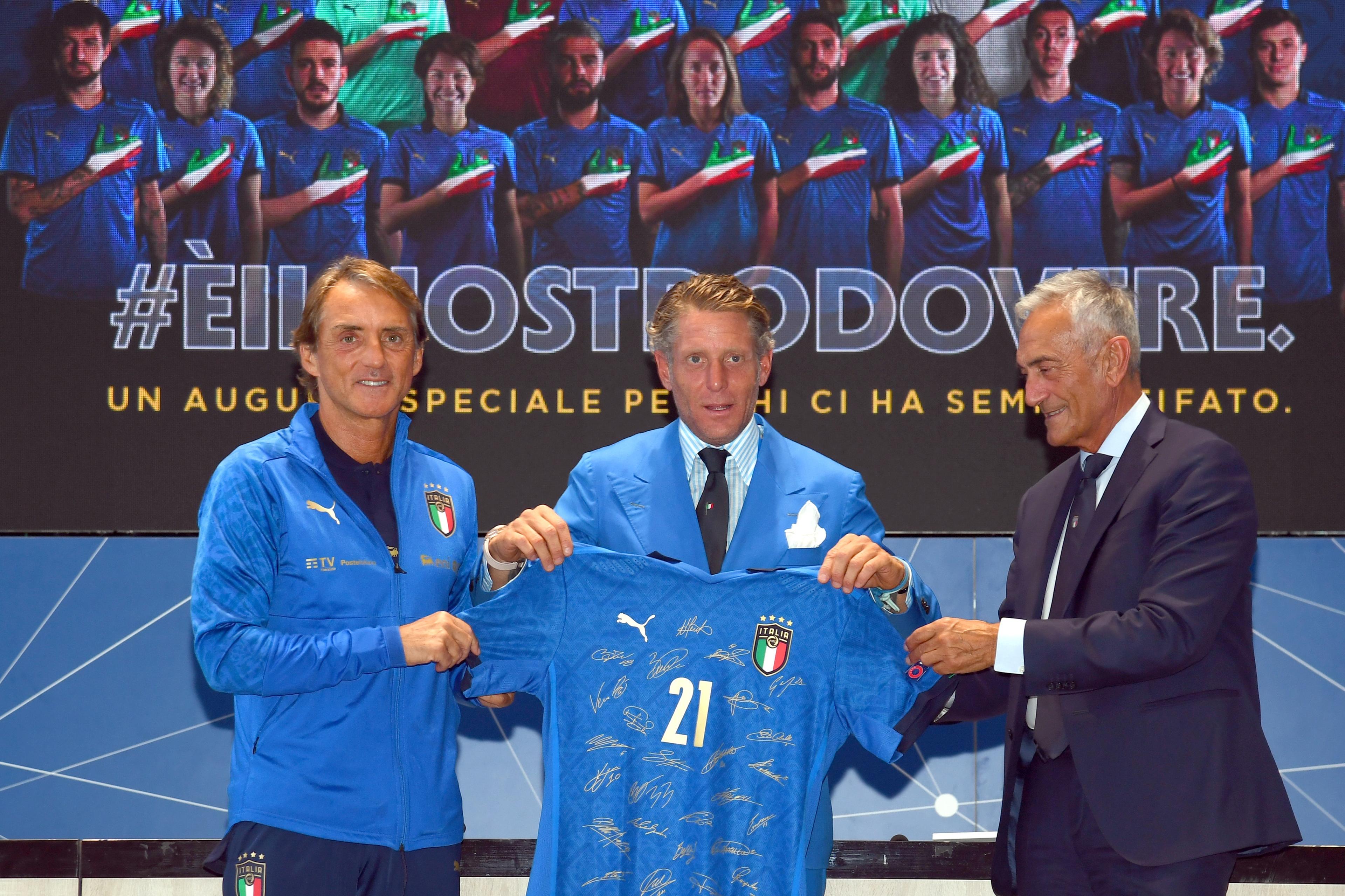 FLORENCE, ITALY - AUGUST 30: Head coach Italy Roberto Mancini, President Laps Lapo Elkann and President FIGC Gabriele Gravina pose for a photo during a press conference (Uefa awarded Figc and Laps Foundation for #eilnostrodovere campaign in favour of Covid emergency) at Centro Tecnico Federale di Coverciano on August 30, 2021 in Florence, Italy. (Photo by Claudio Villa/Getty Images)