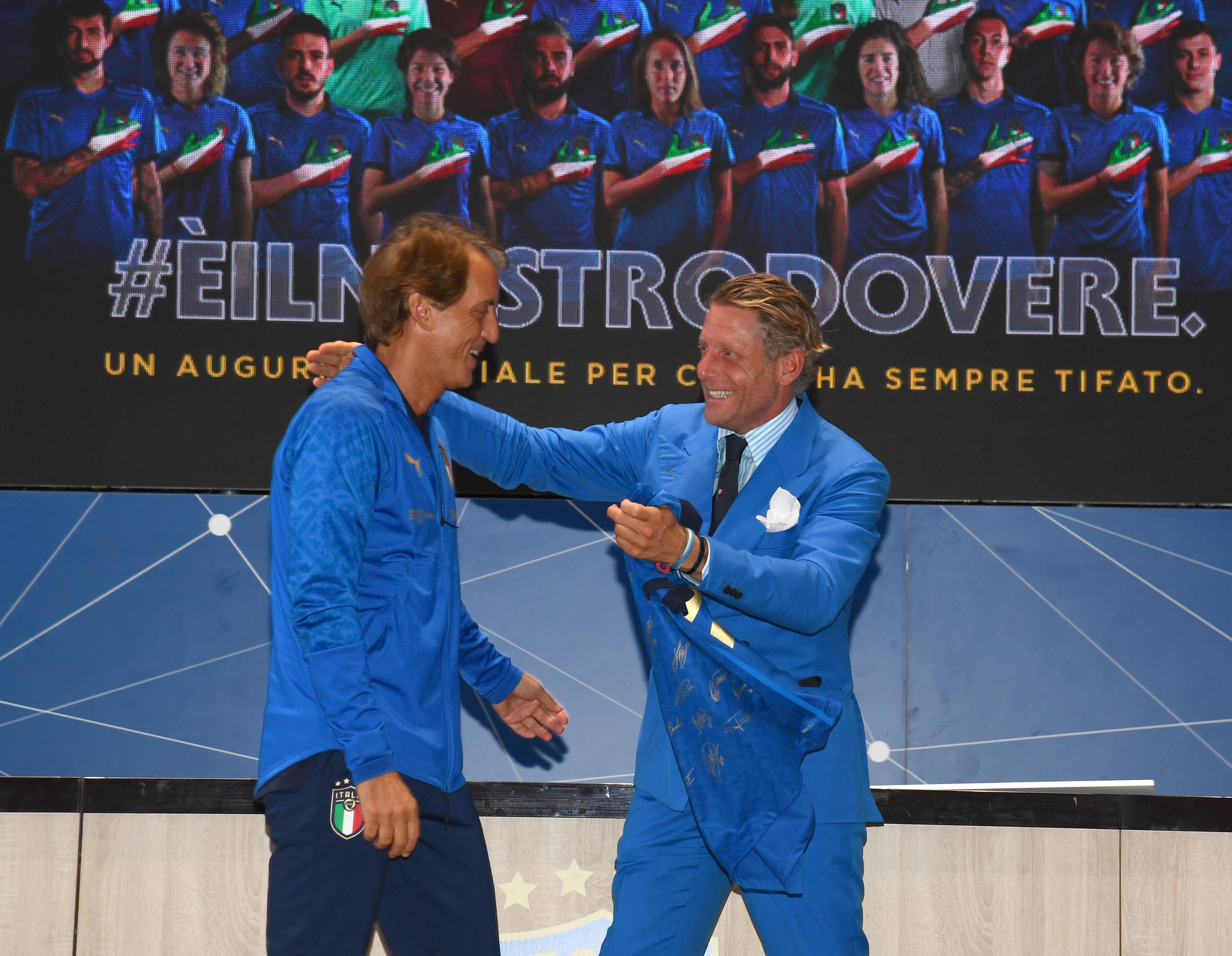 FLORENCE, ITALY - AUGUST 30: Head coach Italy Roberto Mancini and President Laps Lapo Elkann chat during a press conference (Uefa awarded Figc and Laps Foundation for #eilnostrodovere campaign in favour of Covid emergency) at Centro Tecnico Federale di Coverciano on August 30, 2021 in Florence, Italy. (Photo by Claudio Villa/Getty Images)