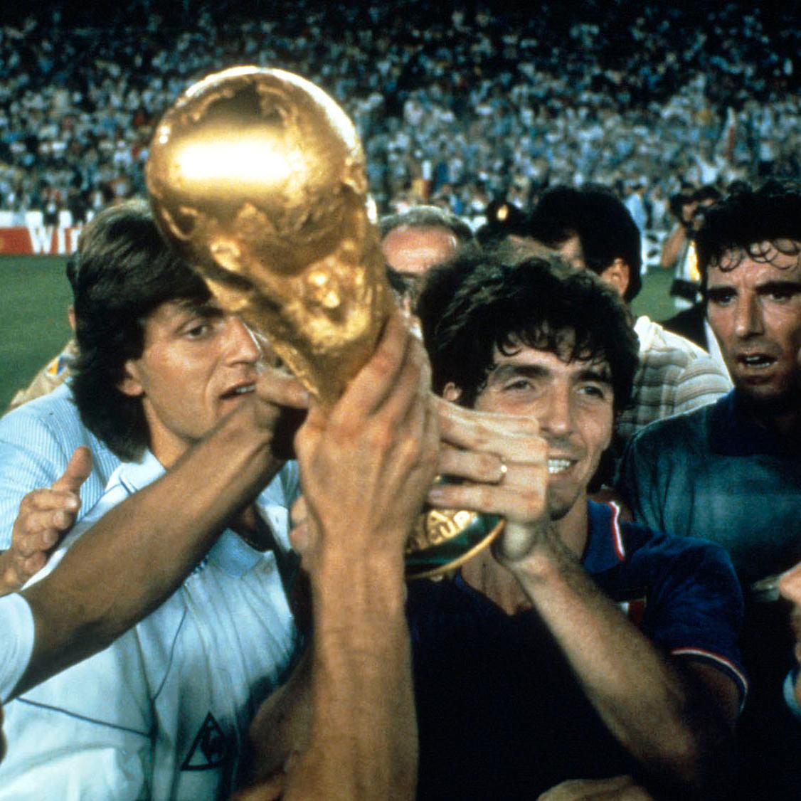 Spagna '82. A 40 anni al \"Mundial\", la Coppa del Mondo esposta davanti alla sede FIGC