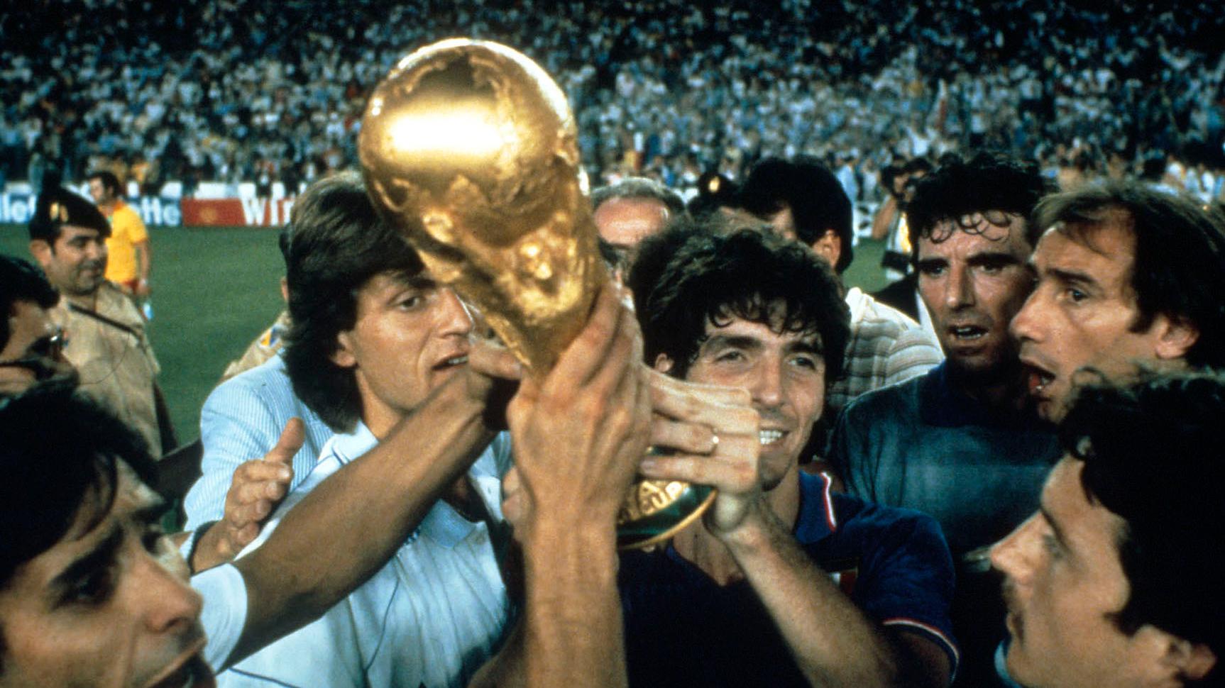 Spagna '82. A 40 anni al \"Mundial\", la Coppa del Mondo esposta davanti alla sede FIGC