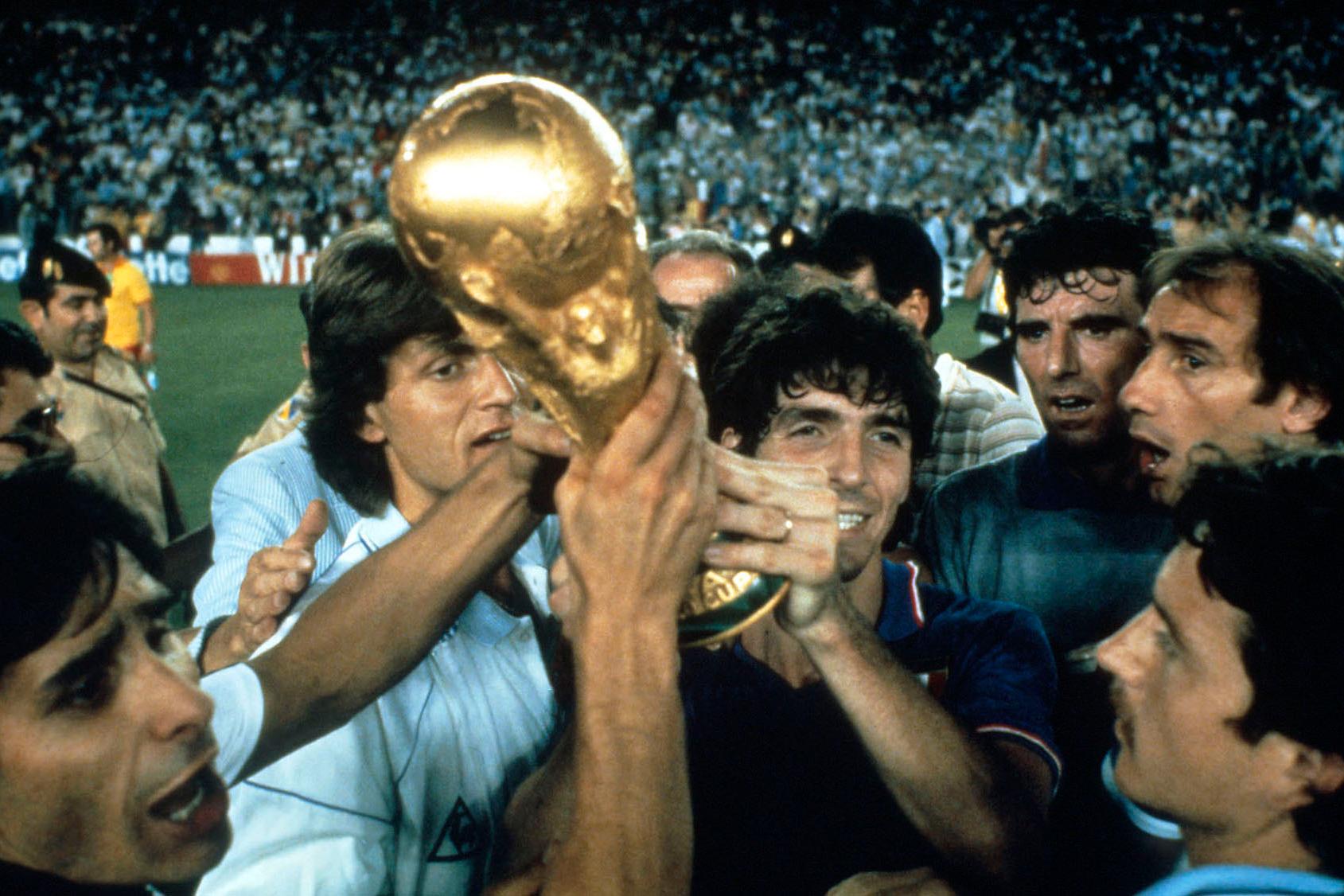 MONDIALI 82/SPAGNA- PAOLO ROSSI  CON COPPA DEL MONDO