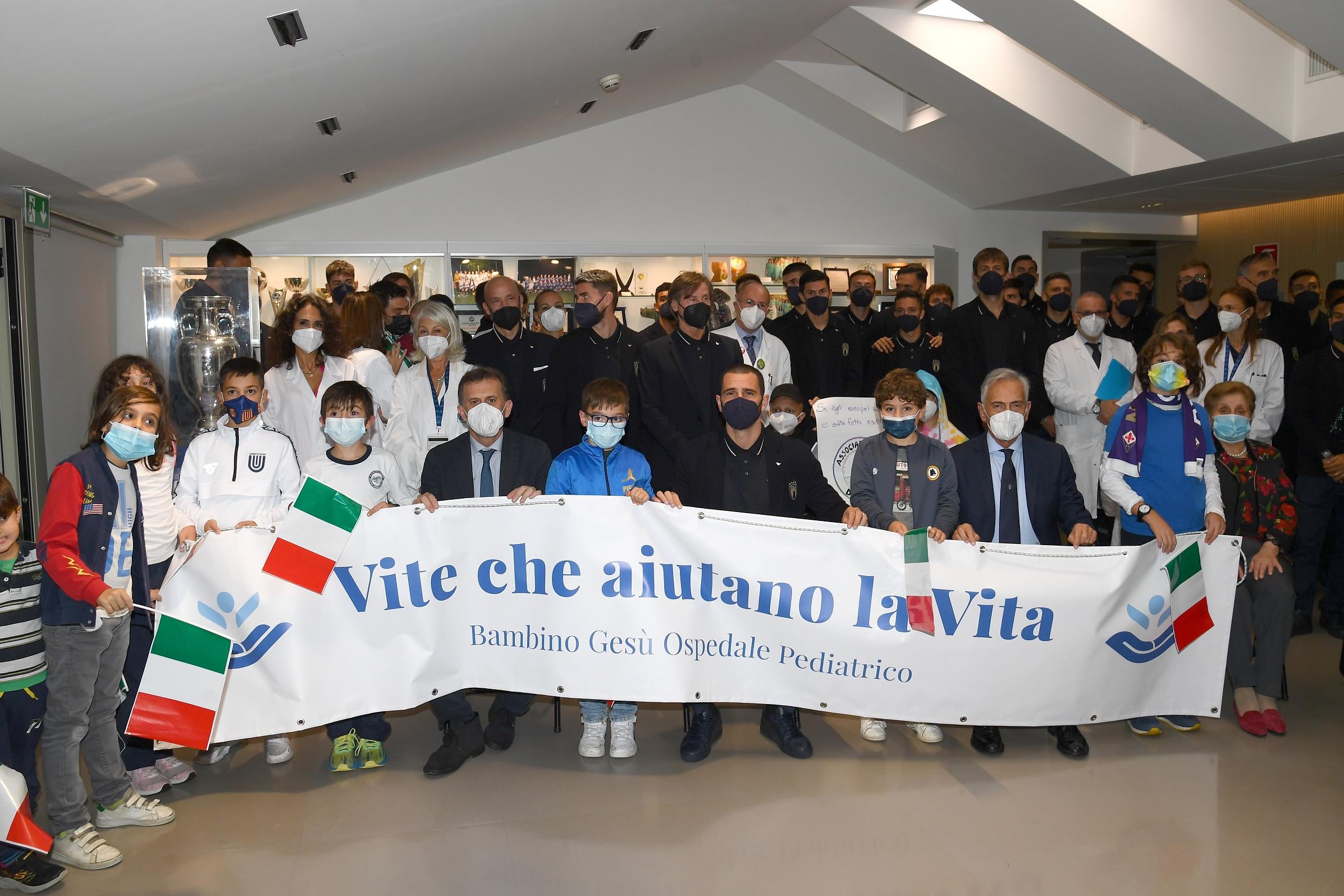 FLORENCE, ITALY - NOVEMBER 10: Italy team and staff visit Bambin Gesu Hospital on November 10, 2021 in Florence, Italy. (Photo by Claudio Villa/Getty Images)