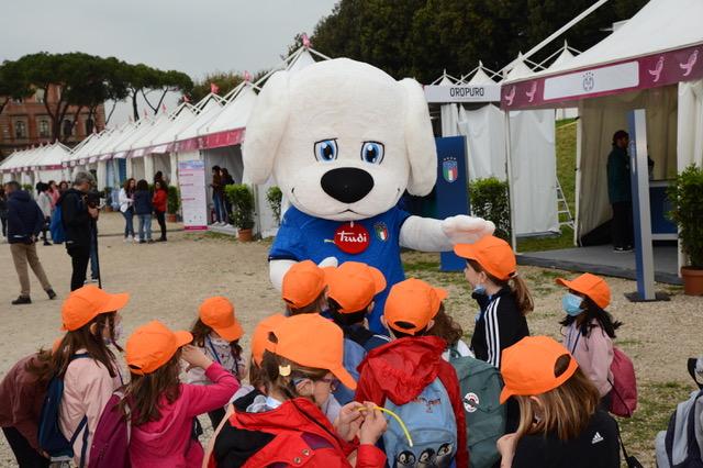 Lo stand FIGC con la Coppa Europa e le attività organizzate dal SGS protagonisti al \"Villaggio della Salute\" di Race for the Cure