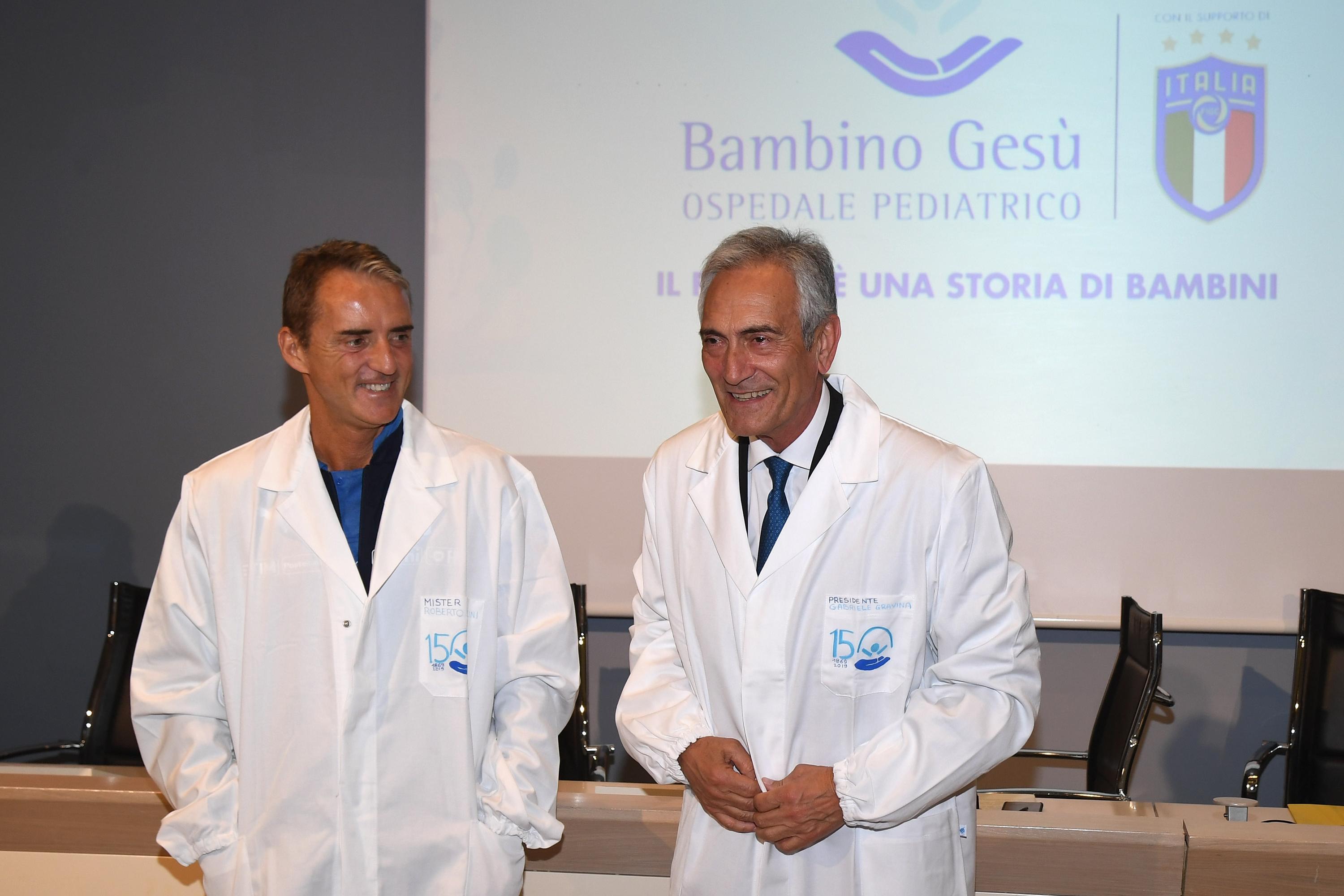 FLORENCE, ITALY - JUNE 03:  Head coach Italy Roberto Mancini and President FIGC Gabriele Gravina pose for a photo during a Italy press conference at Centro Tecnico Federale di Coverciano on June 3, 2019 in Florence, Italy.  (Photo by Claudio Villa/Getty Images) *** Local Caption *** Roberto Mancini; Gabriele Gravina