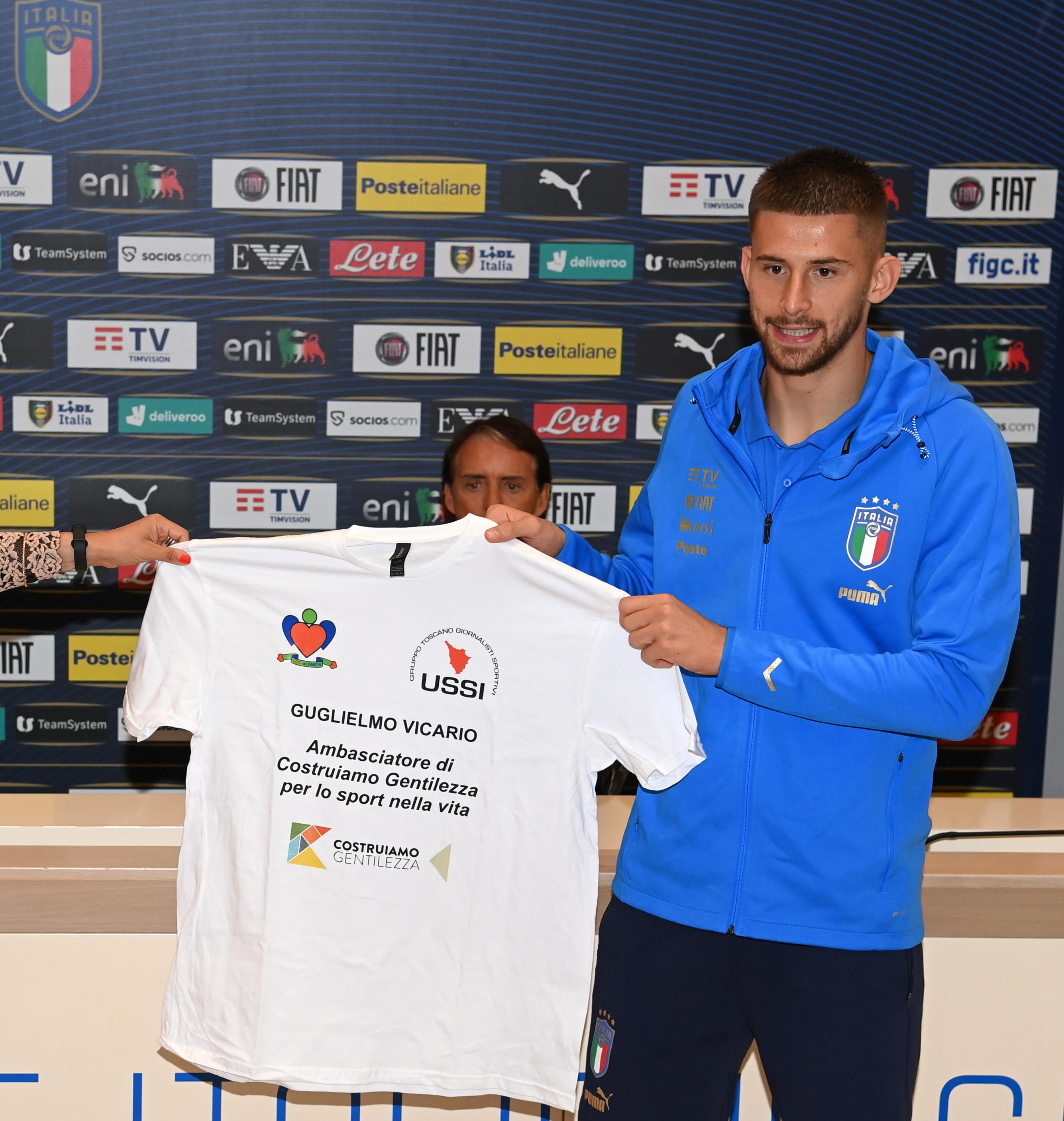 FLORENCE, ITALY - SEPTEMBER 19: Guglielmo Vicario of Italy receives an award before the training session at Centro Tecnico Federale di Coverciano on September 19, 2022 in Florence, Italy. (Photo by Claudio Villa/Getty Images)