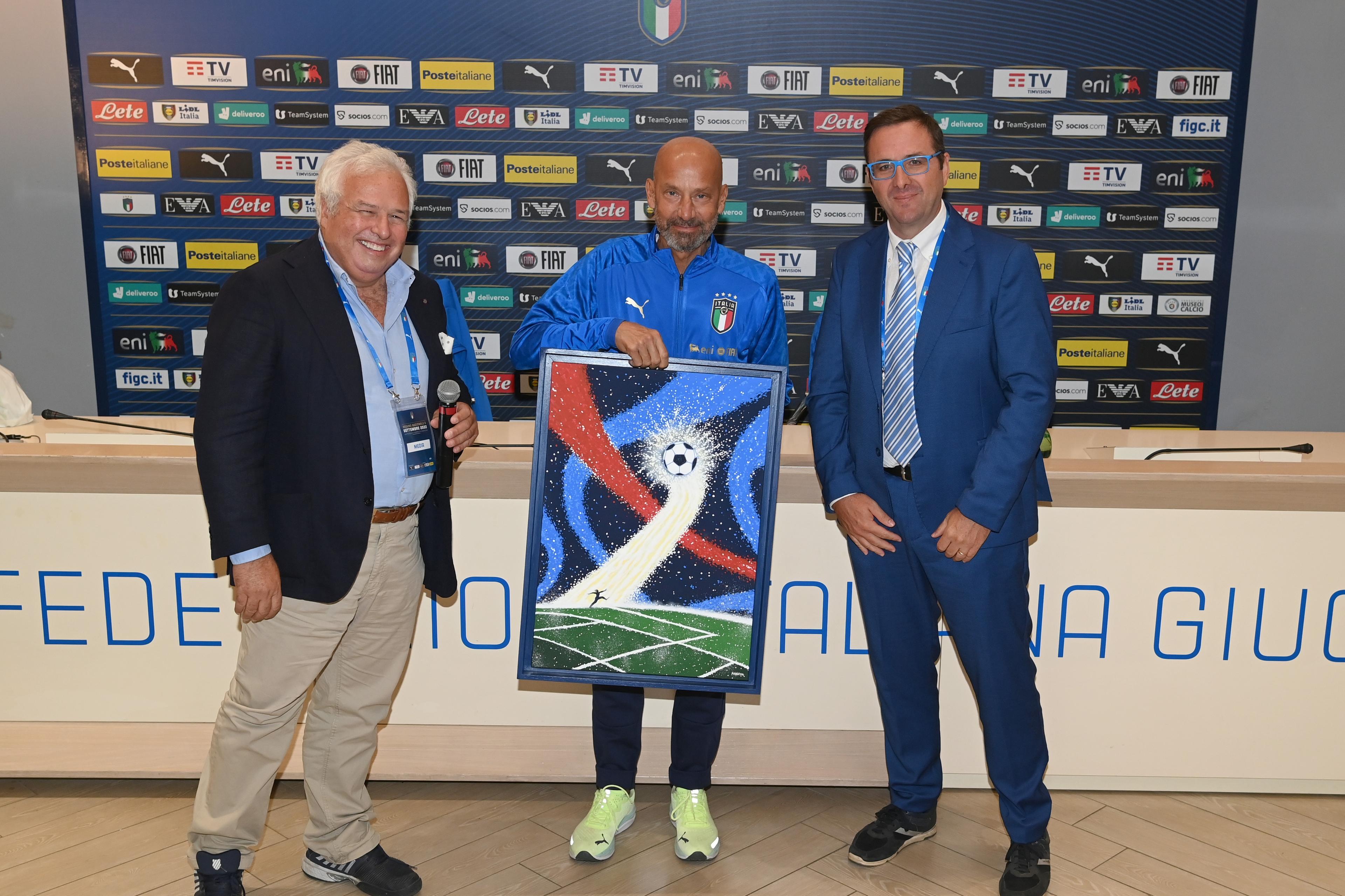 FLORENCE, ITALY - SEPTEMBER 19: Italy Head of Delegation Gianluca Vialli (C) receives an award before the training session at Centro Tecnico Federale di Coverciano on September 19, 2022 in Florence, Italy. (Photo by Claudio Villa/Getty Images)
