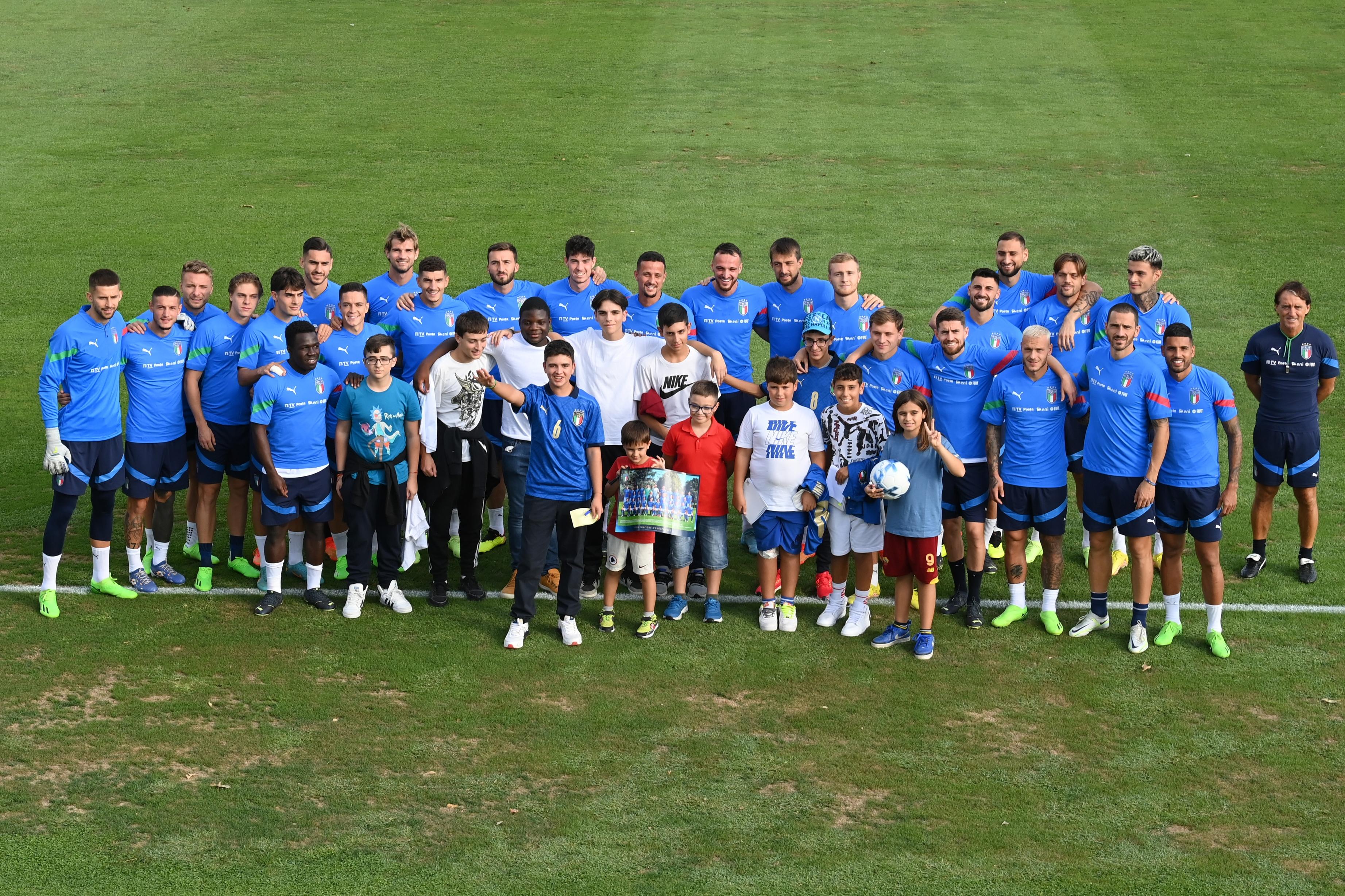 FLORENCE, ITALY - SEPTEMBER 19: Players of Italy pose for a photo with children from the Bambin Gesu hospital before the training session at Centro Tecnico Federale di Coverciano on September 19, 2022 in Florence, Italy. (Photo by Claudio Villa/Getty Images)