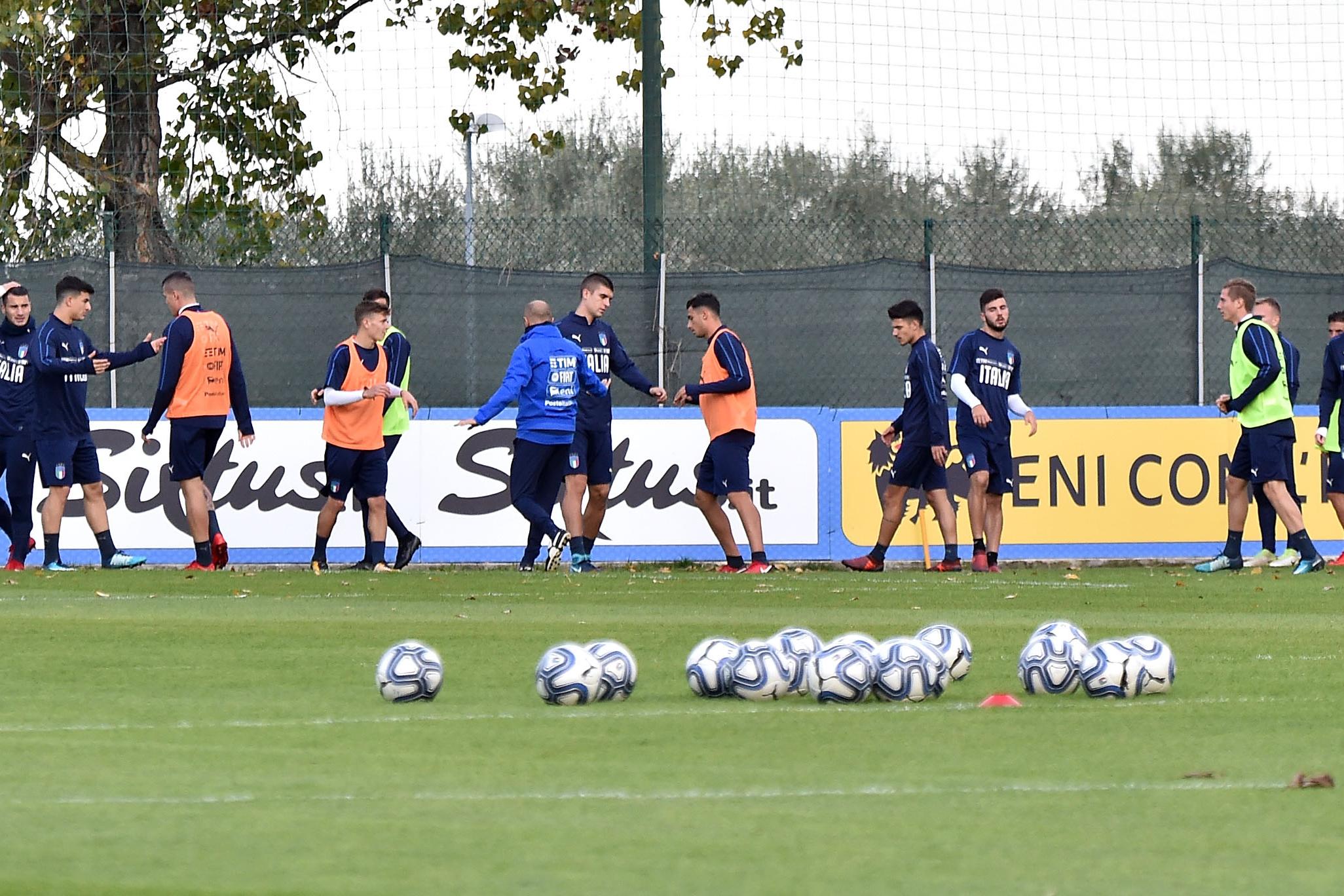 PESCARA, ITALY - NOVEMBER 07:  Players of Italy U21 during Italy U21 Training Session at Pescara on November 7, 2017 in Pescara, Italy.  (Photo by Giuseppe Bellini/Getty Images)