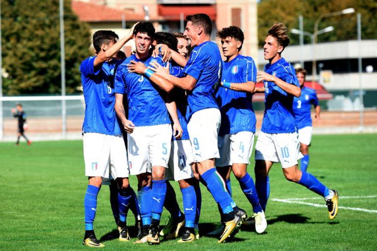 REGGIO NELL\\'EMILIA, ITALY - SEPTEMBER 05:  Alessandro Bastoni #5 of Italy U19  celebrates after scoring the 1-1 goal during the match between Italy U19 and Russia U19 at Stadio Mirabello on September 5, 2017 in Reggio nell\\'Emilia, Italy.  (Photo by Getty Images/Getty Images)