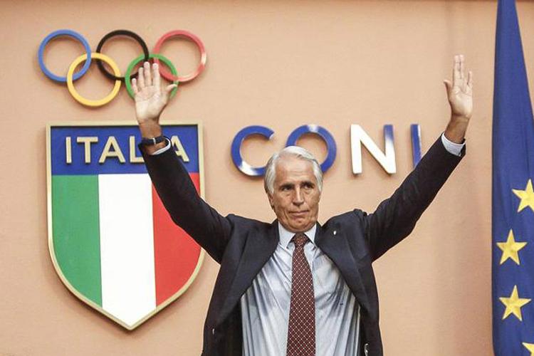 Italian Olympic Committee (CONI) President Giovanni Malag\\u00F2 (C) holds a press conference in Rome, Italy, 21 September 2016, following the announcement of Rome\\'s Mayor Virginia Raggi to drop the bid to host the Olympic Games in 2024.\\rANSA/GIUSEPPE LAMI