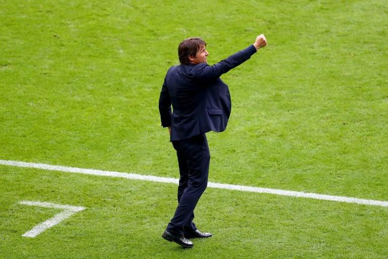 PARIS, FRANCE - JUNE 27: Antonio Conte head coach of Italy gestures during the UEFA EURO 2016 round of 16 match between Italy and Spain at Stade de France on June 27, 2016 in Paris, France.  (Photo by Clive Rose/Getty Images)