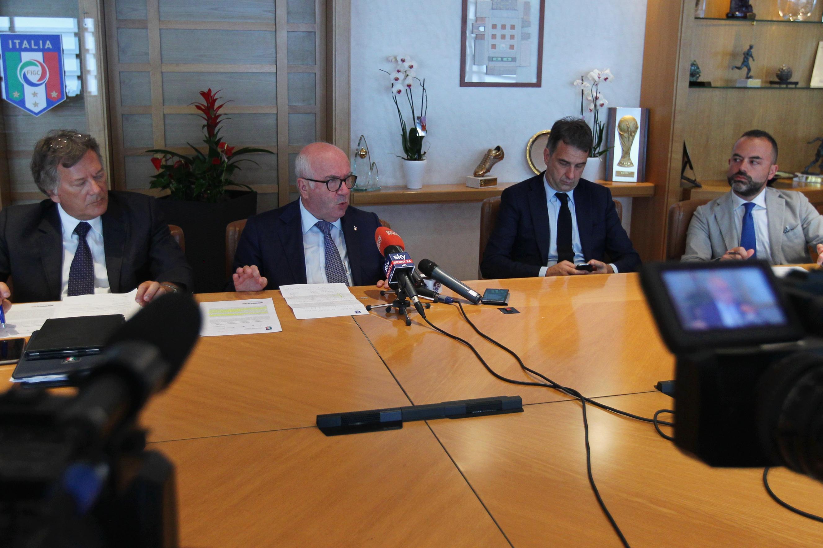 ROME, ITALY - AUGUST 04: The FIGC President Carlo Tavecchio (C) attends a press conference after the Federal Council of the Italian Football Federation (FIGC) meeting on August 4, 2016 in Rome, Italy. (Photo by Paolo Bruno/Getty Images) *** Local Caption *** Carlo Tavecchio