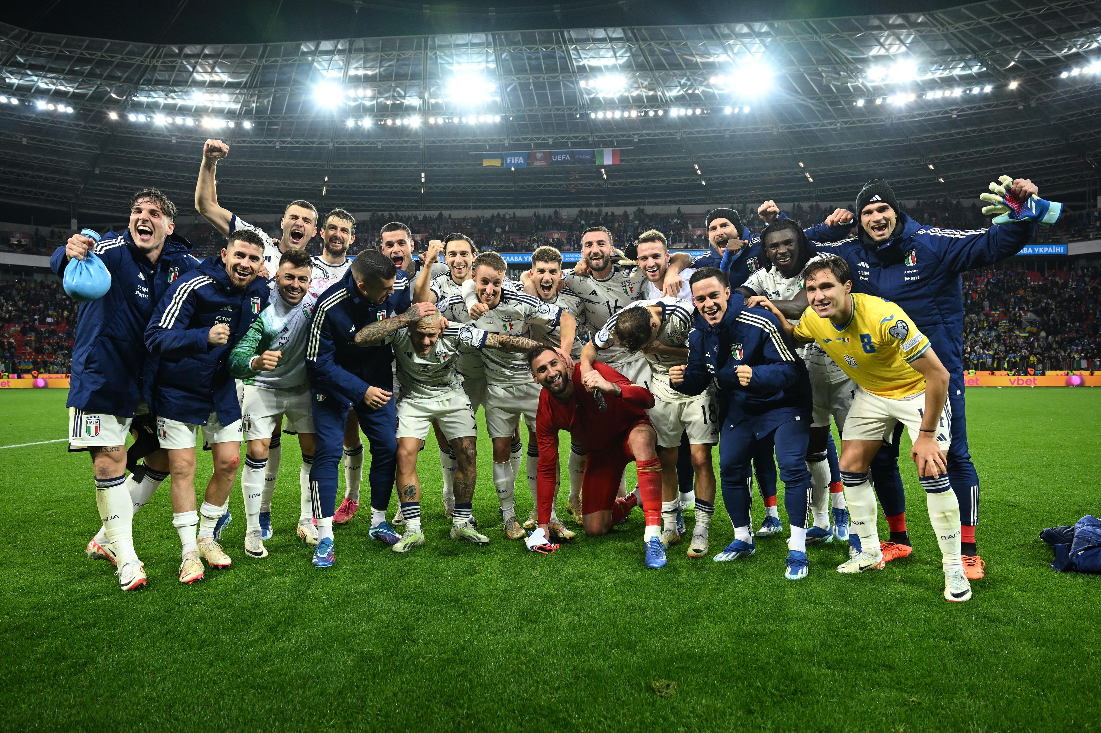 LEVERKUSEN, GERMANY - NOVEMBER 20: Players of Italy celebrate the draw. Italy have thus qualified for European Championship at the end of the UEFA EURO 2024 European qualifier match between Ukraine and Italy at BayArena on November 20, 2023 in Leverkusen, Germany. (Photo by Claudio Villa/Getty Images)