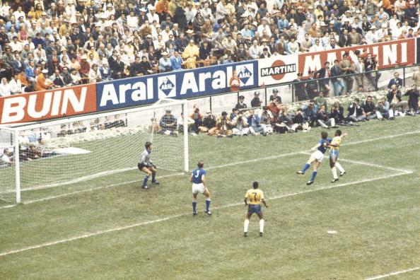The Brazilian striker PelF (in the yellow shirt, number 10), is about to score the first goal in the final match of the World Cup Championship, played between Brazil and Italy, with the final result of 4-1 to Brazil, a victory greatly regretted by the Italians (The Blues), at the Azteca Stadium, Mexico City, 21 June 1970. (Photo by Mario De Biasi/Mondadori via Getty Images)