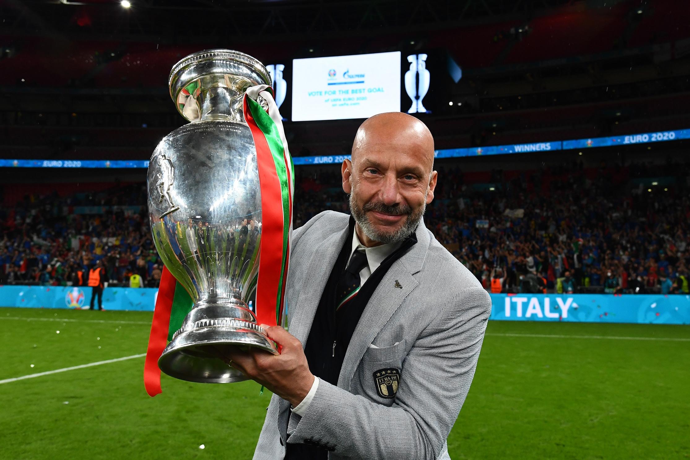 LONDON, ENGLAND - JULY 11: Head of Italy delegation Gianluca Vialli celebrates with The Henri Delaunay Trophy following his team\\'s victory in the UEFA Euro 2020 Championship Final between Italy and England at Wembley Stadium on July 11, 2021 in London, England. (Photo by Claudio Villa/Getty Images)