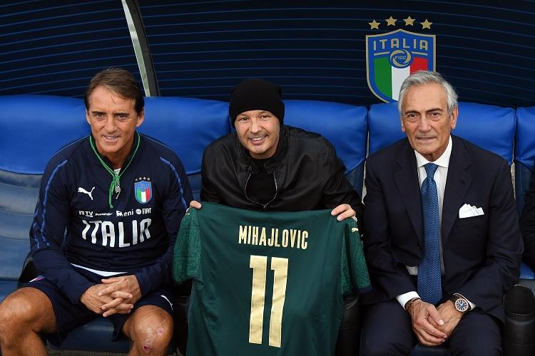 ROME, ITALY - OCTOBER 11:  Head coach Italy Roberto Mancini, Sinisa Mihajlovic and President FIGC Gabriele Gravina pose for a photo prior to the Italy training session at Stadio Olimpico on October 11, 2019 in Rome, Italy.  (Photo by Claudio Villa/Getty Images) *** Local Caption *** Roberto Mancini; Sinisa Mihajlovic