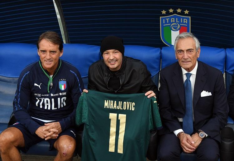 ROME, ITALY - OCTOBER 11: Head coach Italy Roberto Mancini, Sinisa Mihajlovic and President FIGC Gabriele Gravina pose for a photo prior to the Italy training session at Stadio Olimpico on October 11, 2019 in Rome, Italy. (Photo by Claudio Villa/Getty Images) *** Local Caption *** Roberto Mancini; Sinisa Mihajlovic