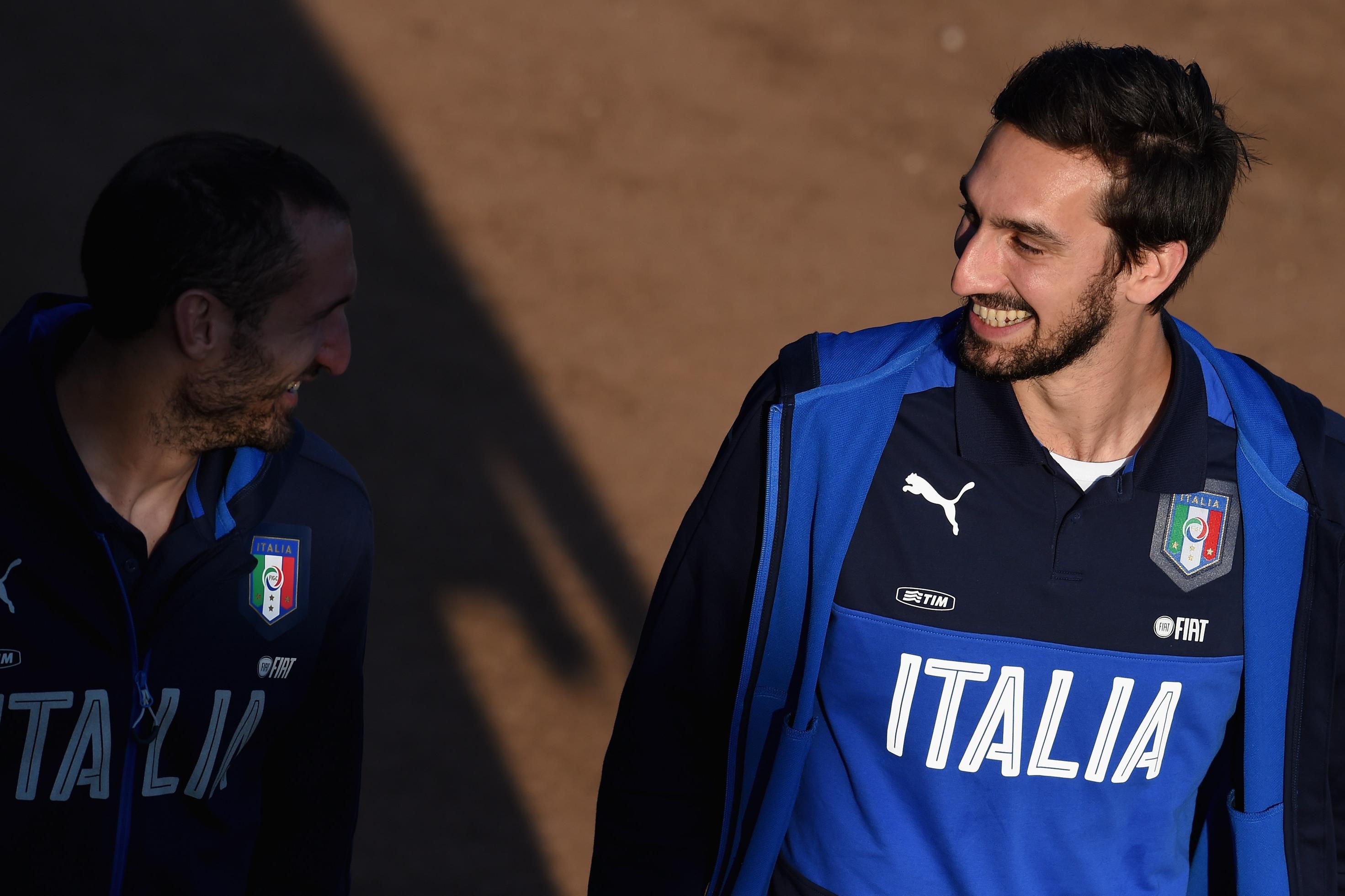 FLORENCE, ITALY - NOVEMBER 10:  Davide Astori of Italy (R) smiles prior to the training session at Coverciano on November 10, 2015 in Florence, Italy.  (Photo by Claudio Villa/Getty Images)