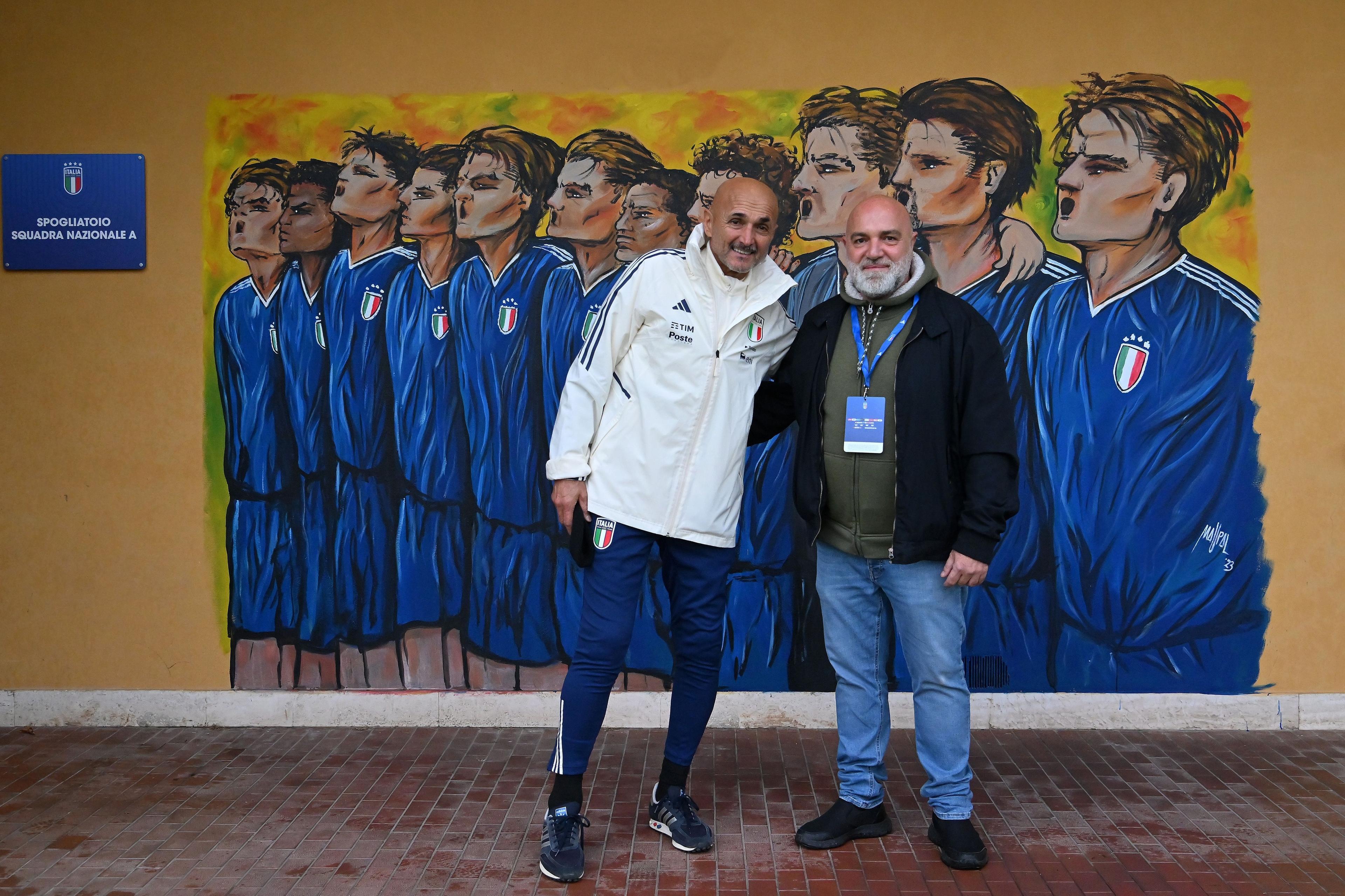 FLORENCE, ITALY - NOVEMBER 13:Luciano Spalletti head coach of Italy with Mural by Maupal during the Italy Partners Day at Centro Tecnico Federale di Coverciano on November 13, 2023 in Florence, Italy. (Photo by Alessandro Sabattini/Getty Images)