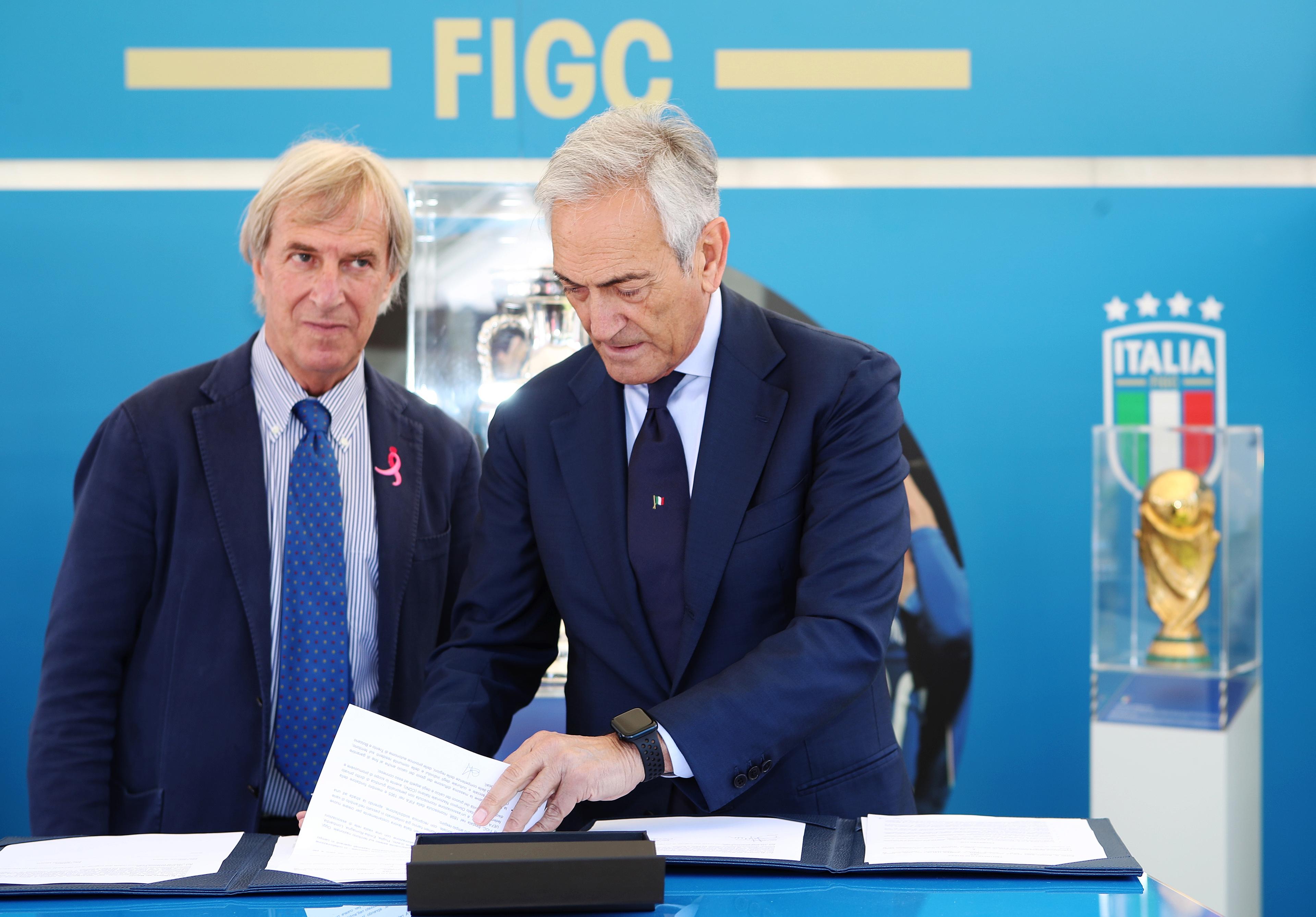 ROME, ITALY - MAY 3: FIGC President Gabriele Gravina and Riccardo Masetti of Komen sign a partership during Run for cure at Circo massimo on April 22, 2023 in Rome, Italy. (Photo by Paolo Bruno/Getty Images)