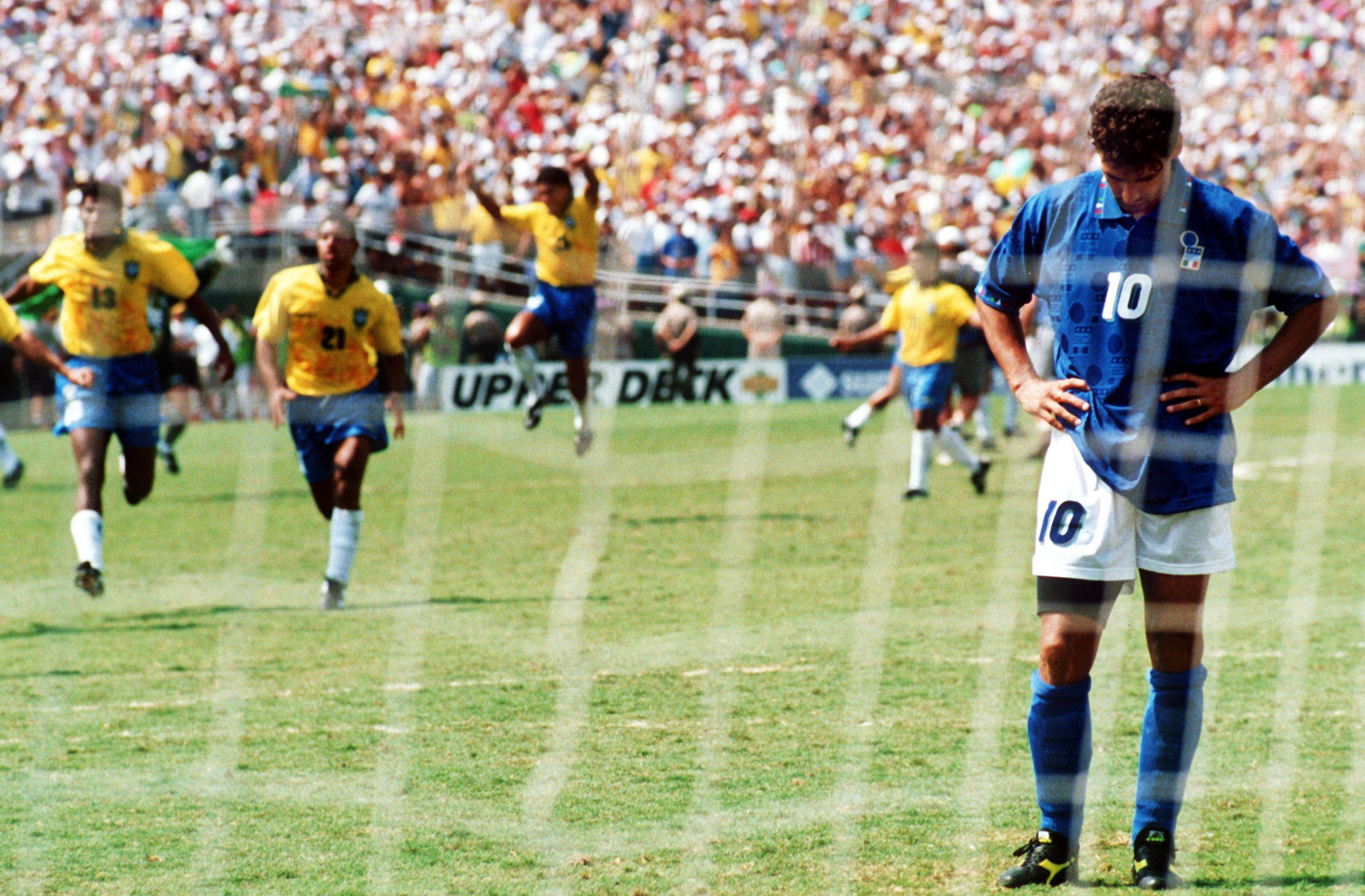 ©DPA/LAPRESSE 17-07-1994 PASADENA MONDIALI DI CALCIO PARTITA ITALIA-BRASILE NELLA FOTO: LA DISPERAZIONE DI ROBERTO BAGGIO DOPO AVER SBAGLIATO IL RIGORE