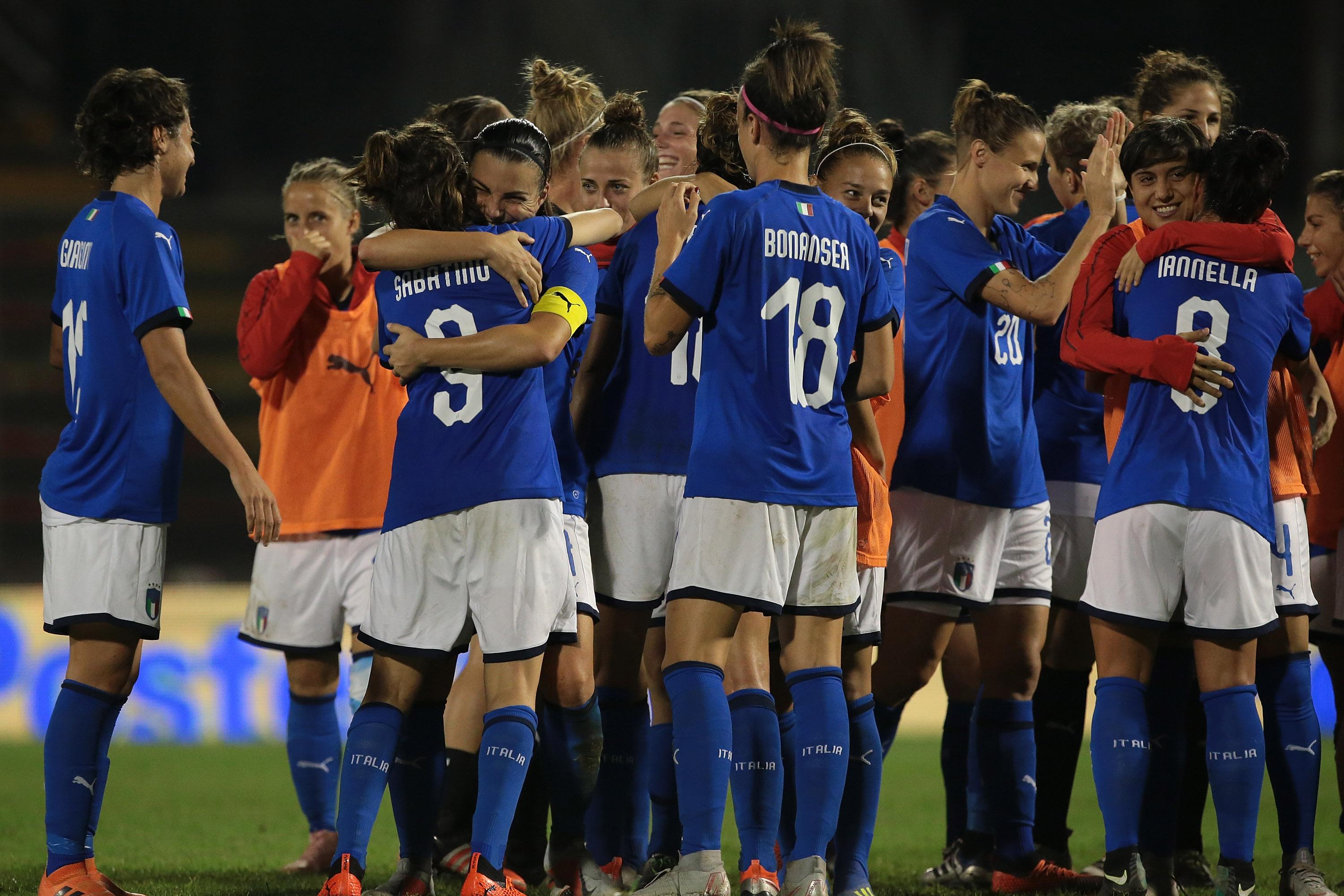 CREMONA, ITALY - OCTOBER 09:  Italy players celebrate the victory at the end of the International Friendly match between Italy Women and Sweden Women at Stadio Giovanni Zini on October 9, 2018 in Cremona, Italy.  (Photo by Emilio Andreoli/Getty Images)
