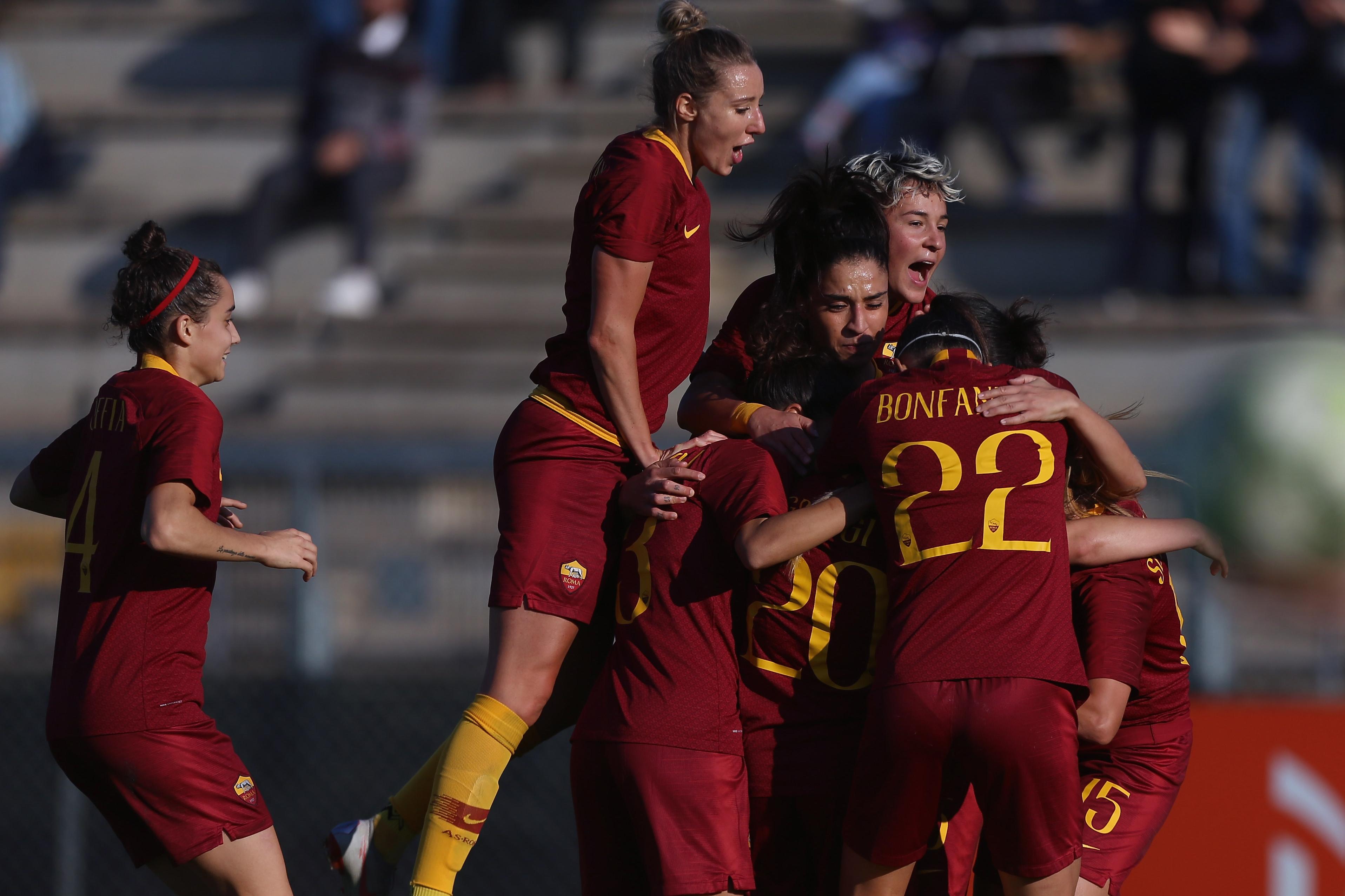 ROME, ITALY - NOVEMBER 17:  Federica Di Criscio with her teammates of AS Roma celebrates after scoring the opening goal during the Women\\'s Serie A match between AS Roma and Chievo at Tre Fontane Sport Center on November 17, 2018 in Rome, Italy.  (Photo by Paolo Bruno/Getty Images)